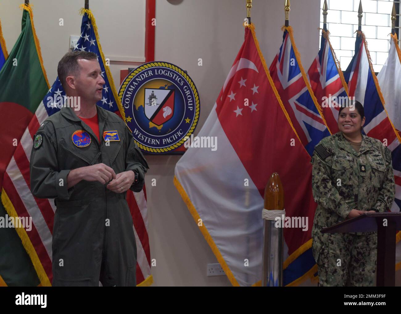 220914-N-HG389-0024 SINGAPUR (SEP. 14, 2022) Adm Hinten. Mark Melson, Commander, Logistics Group Western Pacific/Task Force 73 (COMLOG WESTPAC/CTF 73), spricht während einer Veranstaltung von COMLOG WESTPAC/CTF 73 zum Gedenken an den Hispanic Heritage Month, in Singapur, am 14. September. COMLOG WESTPAC ist die erste maritime mobile Logistikorganisation der US Navy, die den Einsatzbereich der Seventh Fleet unterstützt. COMLOG WESTPAC befindet sich in Südostasien und beliefert logistisch die im Westpazifik eingesetzten Oberflächeneinheiten und Flugzeugträger der US-Marine sowie regionale Verbündete und Partner in su Stockfoto