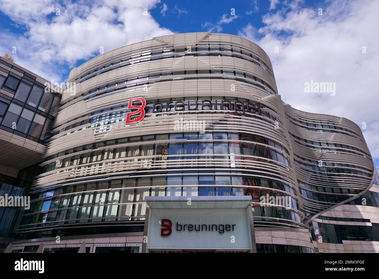 Das moderne Gebäude des 2013 erbauten Kaufhauses Breuninger am Kö-Bogen in Düsseldorf. Stockfoto