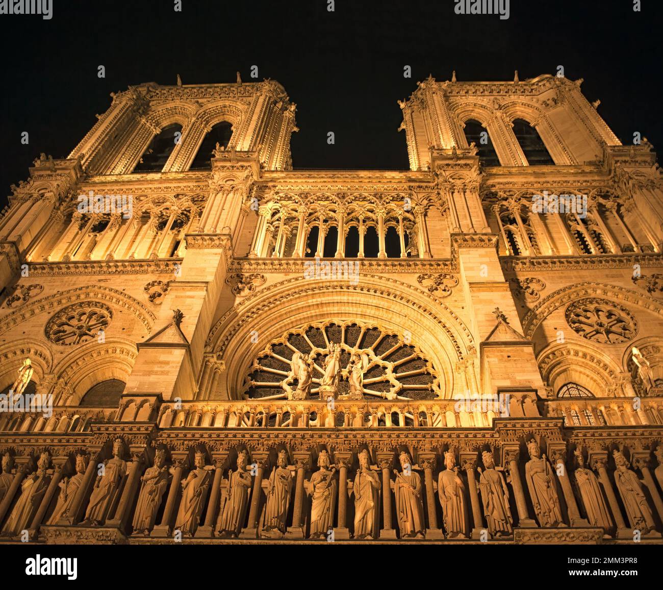 PARIS, FRANKREICH - 06. MAI 2011: Außenansicht der Frontfassade der Kathedrale Notre-Dame bei Nacht Stockfoto