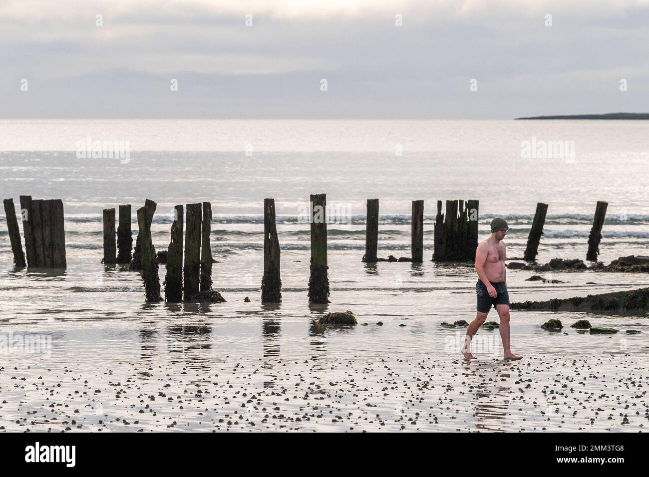 Harbour View, West Cork, Irland. 29. Januar 2023. Ein Mann verlässt das Wasser nach einem Bad am Harbour View Beach in West Cork an einem warmen Wintertag. Kredit: AG News/Alamy Live News Stockfoto