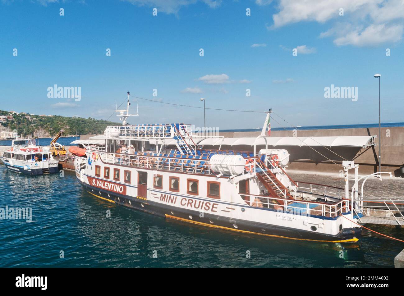 Das Kreuzfahrtschiff San Valentino legte an der Amalfiküste in Italien an Stockfoto