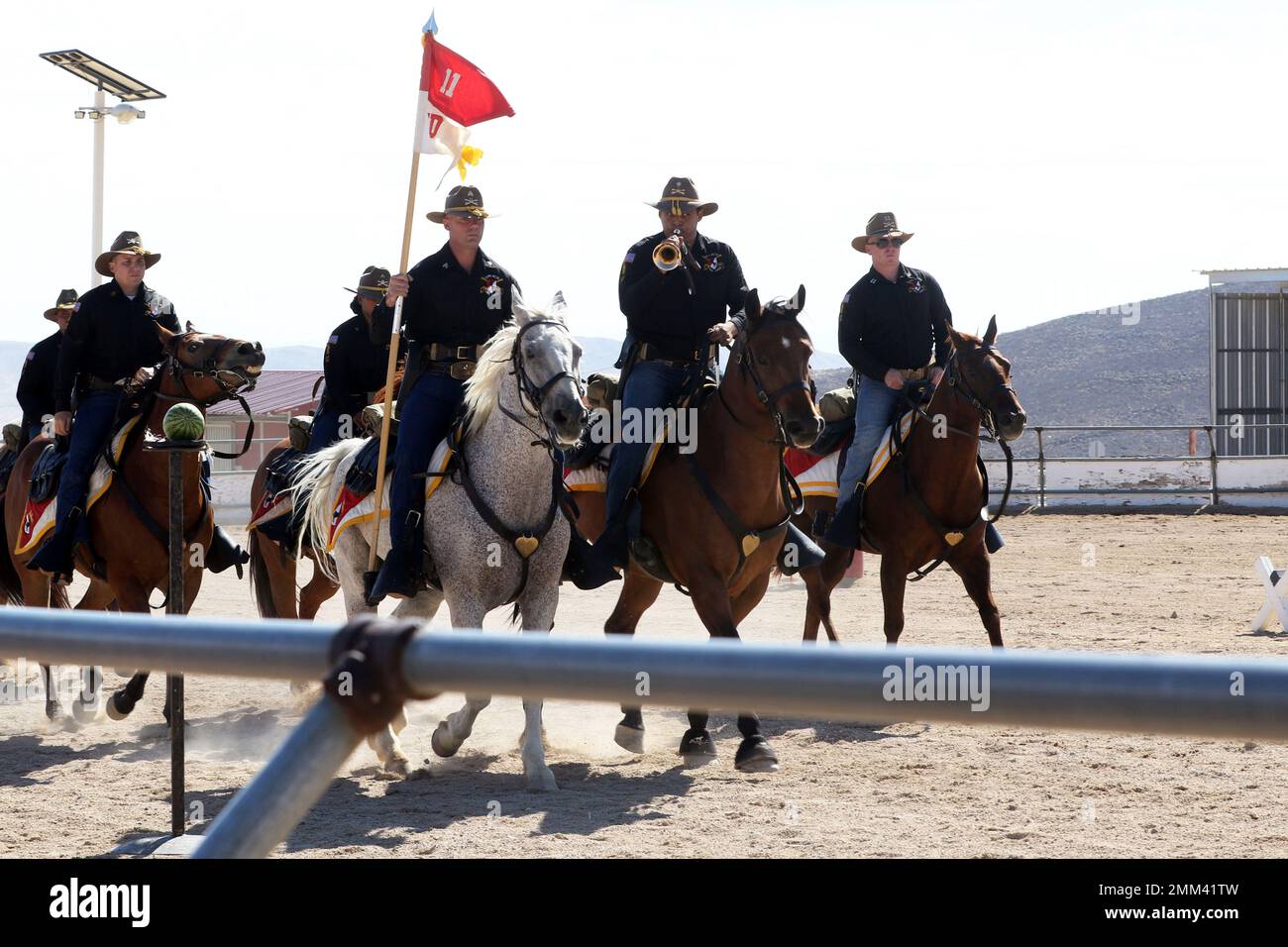 US Army Troopers from the Horse Detachment, Regimental Support Squadron (RSS), 11. Armored Cavalry Regiment (11. ACR,) reiten in einer Nachstellung der „letzten Kavallerie-Anklage“, während einer Befehlswechselzeremonie und einer Kavalleriedemonstration der Gemeinschaft am 14. September 2022 in den Pferdeställen, Fort Irwin, Kalif. Der „letzte Kavallerievorwurf“, der von den Troopers durchgeführt wurde, erinnert an den Vorwurf, der am 5. Mai 1916 stattfand, als die Reiter der 11. Kavallerie gegen die Festung Pancho Villa, den berühmten mexikanischen Revolutionär, ritten. Stockfoto