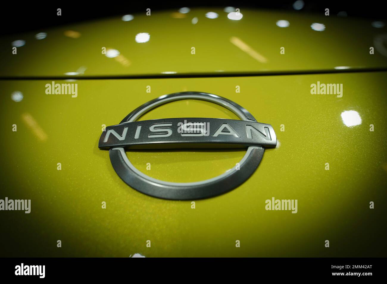 Nahaufnahme eines Nissan-Emblems bei der Montreal Car Show. Stockfoto