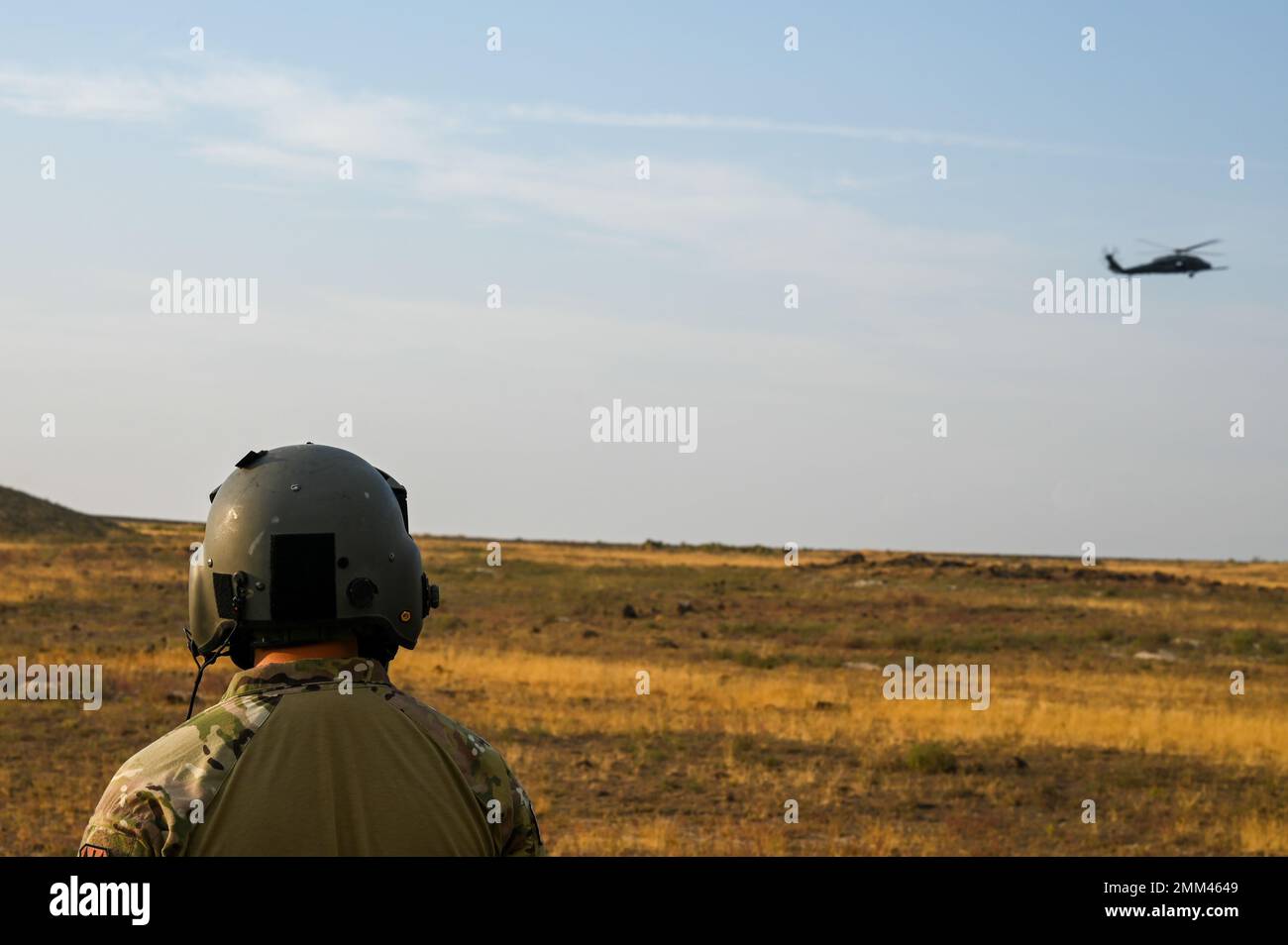 Senior Airman Levi Aragon, 55. Rettungsgeschwader, bereitet sich auf die Extraktion durch einen HH-60G Pavehawk vor, während er am Gowen Field Air National Guard Base, Idaho, 14. September 2022, war. Terminal Employment ist das Training, das in Vorbereitung auf die letzte Phase der 55. Rettungsgeschwader Mission der Kampfsuche und Rettung durchgeführt wird. Stockfoto