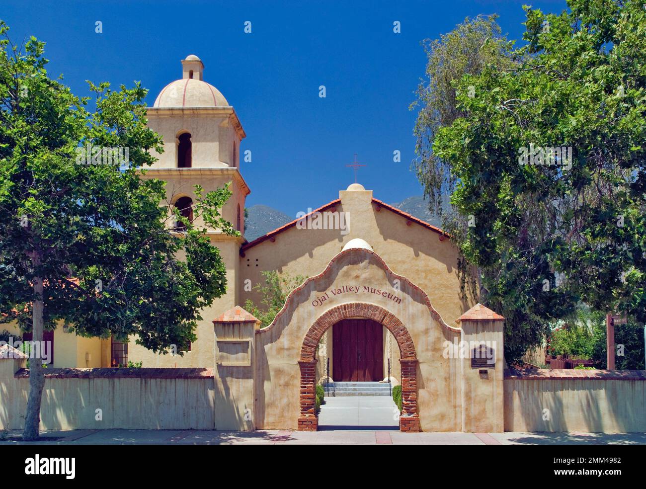 Ojai Valley Museum an der Main Street im Mission Revival Stil, Ojai, Kalifornien, USA Stockfoto