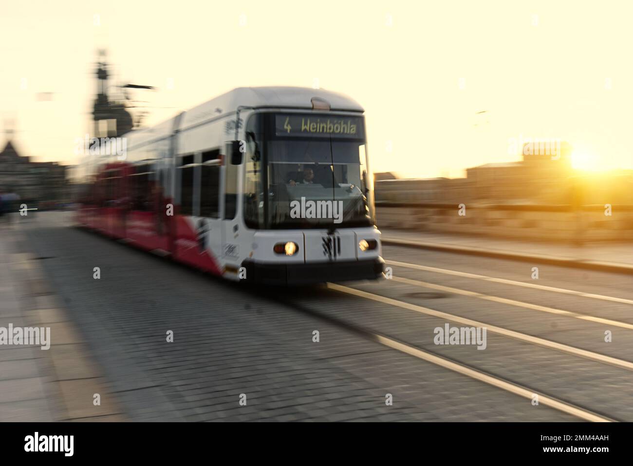 Straßenbahn 4 auf der Augustusbrücke Stockfoto