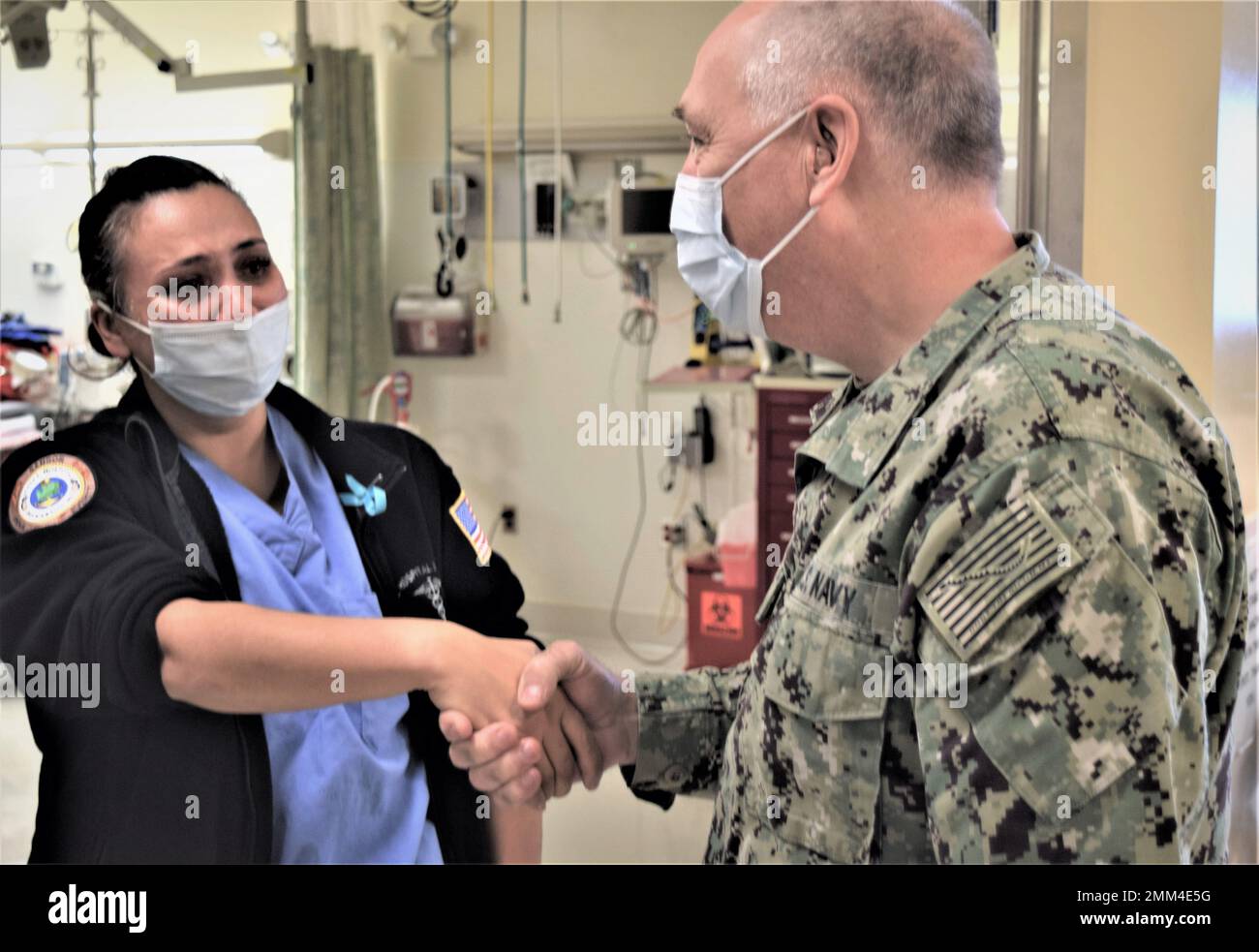 Eine tränenreiche Überraschung der Freude...Hospital Corpsman 2. Klasse Monica Yineman wird offiziell von Capt. Patrick Fitzpatrick, NHB Direktor und NMRTC Bremerton Kommandant zu ihrem neuen Rang als Hospital Corpsman First Class gratuliert. Yineman war einer von sieben Kommandoseglern, die fröhlich zum nächsthöheren Gehalt befördert wurden. Jeder der folgenden Segler wurde ebenfalls für die Beförderung ausgewählt: Krankenhauskorpsmen 3. Klasse Aaron Foxworth, Estella Obando und Christian Velasquez zu Krankenhauskorpsmen zweiter Klasse. Hospitalmen Harlan Bryant, James Dryburgh und Haylie Gwaltney zum Krankenhaus Corpsme Stockfoto