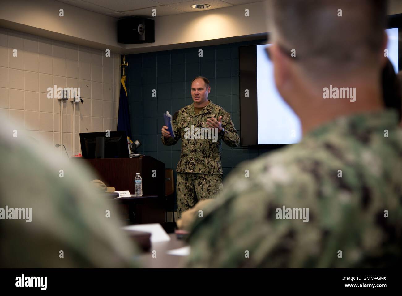 NEWPORT, R.I. (Sept 14, 2022) Bef. William „Chris“ Hinson, Kommandant, Navy Service Support Advanced Training Command (NSSATC), gibt den NSSATC State of Affairs Brief während des Center for Service Support (CSS) Offsite, September 14. Die CSS-Offsite ist eine Chance für die Domain-Führung, sich zu einem Zeitpunkt zu treffen, um über die Strategie oder Ziele eines großen Bildes zu diskutieren. Stockfoto