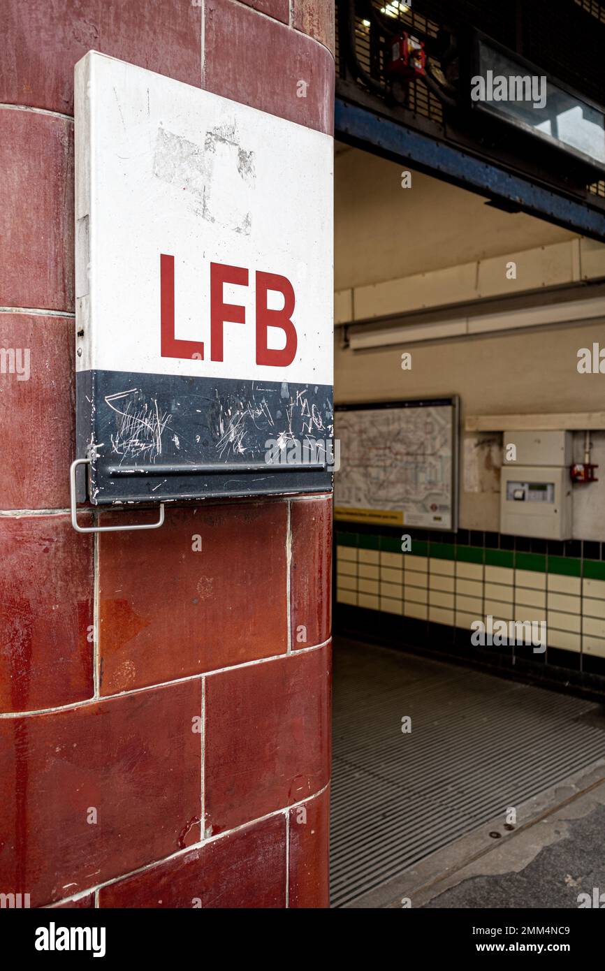 Informationsbox (PIB) der Londoner Feuerwehr am Eingang der Londoner U-Bahnstation Goodge Street. Informationsfeld für LFB-Betriebsgelände. Stockfoto