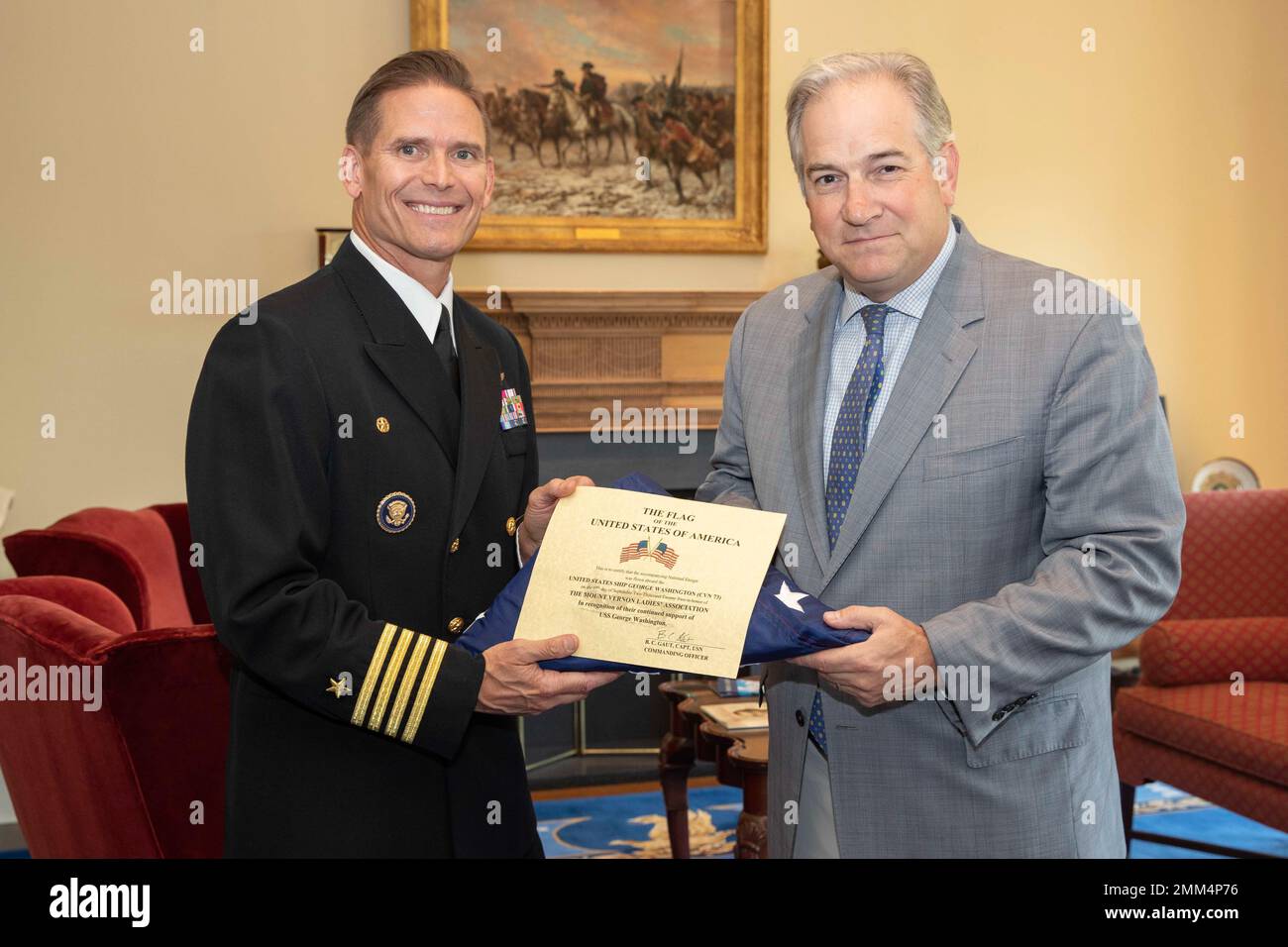 Capt. Brent C. Gaut, aus Stockton, Kalifornien, Kommandant des Flugzeugträgers USS George Washington (CVN 73) der Nimitz-Klasse, überreicht Doug Bradburn, Chief Executive Officer der Organisation, am Mount Vernon, Virginia, eine Flagge, die zu Ehren der Mount Vernon Ladies’ Association auf dem Schiff geflogen wurde, am 14. September. 2022. Die Empfänger der George Washington Spirit of Freedom and Sailor of the Quarter Awards wurden für eine Tour durch das Residency nach Mount Vernon eingeladen. George Washington wird derzeit in der Newport News Shipyard betankt und einer komplexen Überholung (RCOH) unterzogen. RCOH ist ein mehrjähriges Projekt per Stockfoto