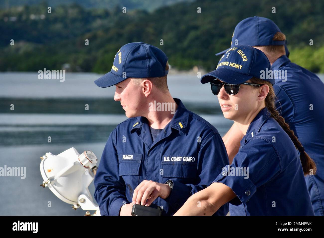 Die Besatzung des USCGC Oliver Henry (WPC 1140) kommt am 14. September 2022 in Pohnpei, Föderierte Staaten von Mikronesien, an. Nach Stationen in Australien und Papua-Neuguinea haben wir patrouilliert, um illegale maritime Aktivitäten abzuschrecken – zuletzt, um der illegalen, unregulierten und nicht gemeldeten Fischerei in den Hoheitsgewässern der Föderierten Staaten von Mikronesien entgegenzuwirken, um die Souveränität, Ressourcensicherheit und Rechtsstaatlichkeit des FSM zu gewährleisten. Stockfoto