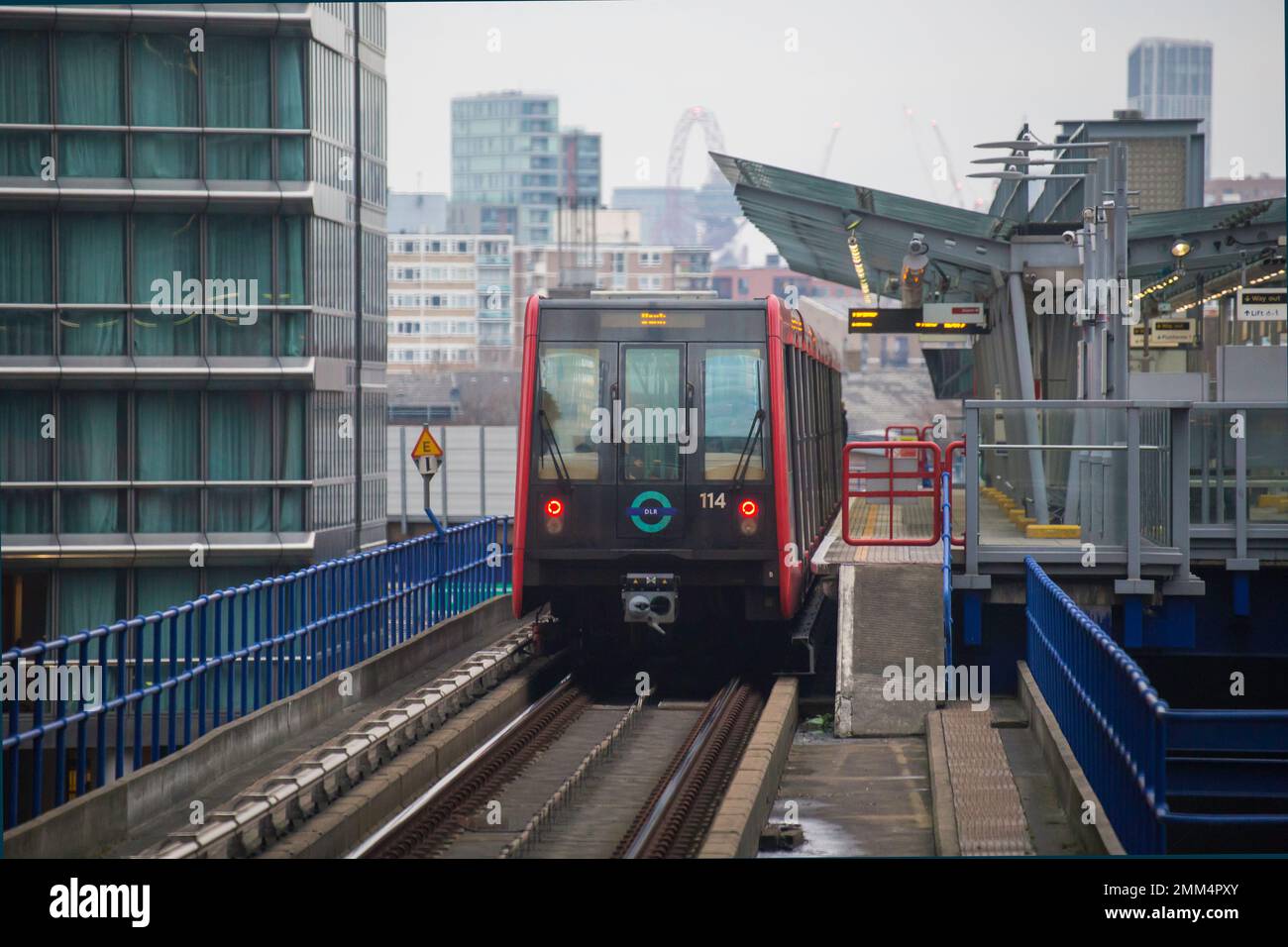 DLR Dockland Light Railway mit Passagieren an der Canary Wharf Stockfoto