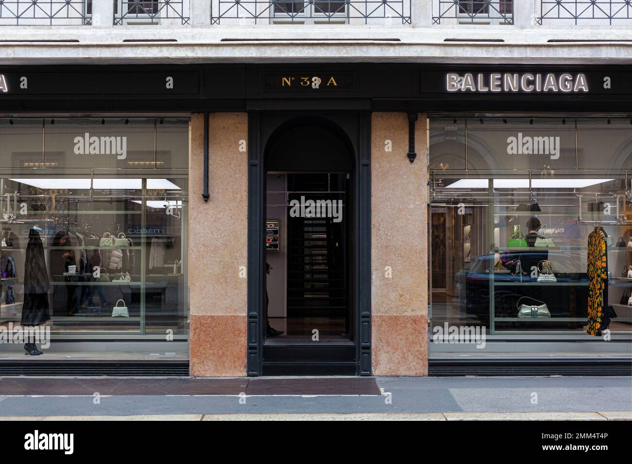 Mailand, Italien - Ottobre 16, 2022: Der Balenciaga-Shop in Montenapoleone, Mailand, ist ein luxuriöses Modeziel für die neueste Mode. Die Sto Stockfoto