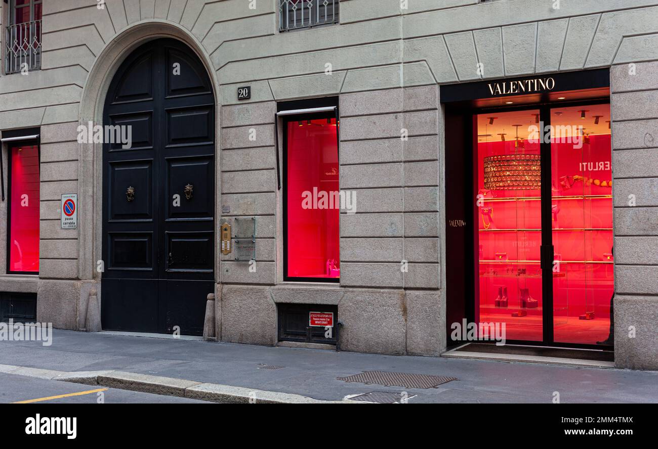 Mailand, Italien - Ottobre 16, 2022: Der Valentino Store in Montenapoleone, Mailand, ist ein luxuriöses Modeziel für die neueste Mode. Die Sto Stockfoto