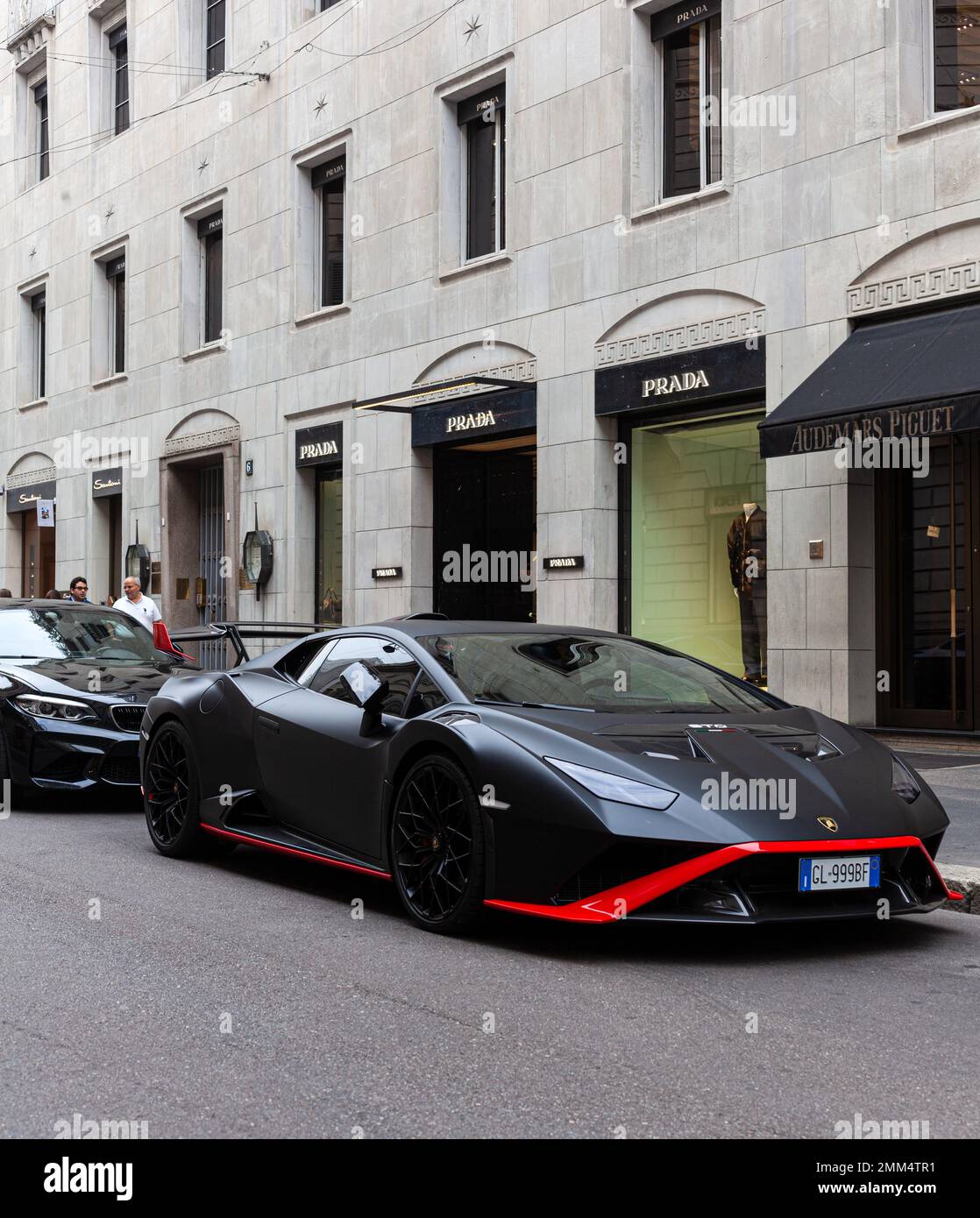 Mailand, Italien - Ottobre 16, 2022: Lamborghini Huracán STO Supersportwagen in Schwarz parkt in der Montenapoleone Straße Stockfoto