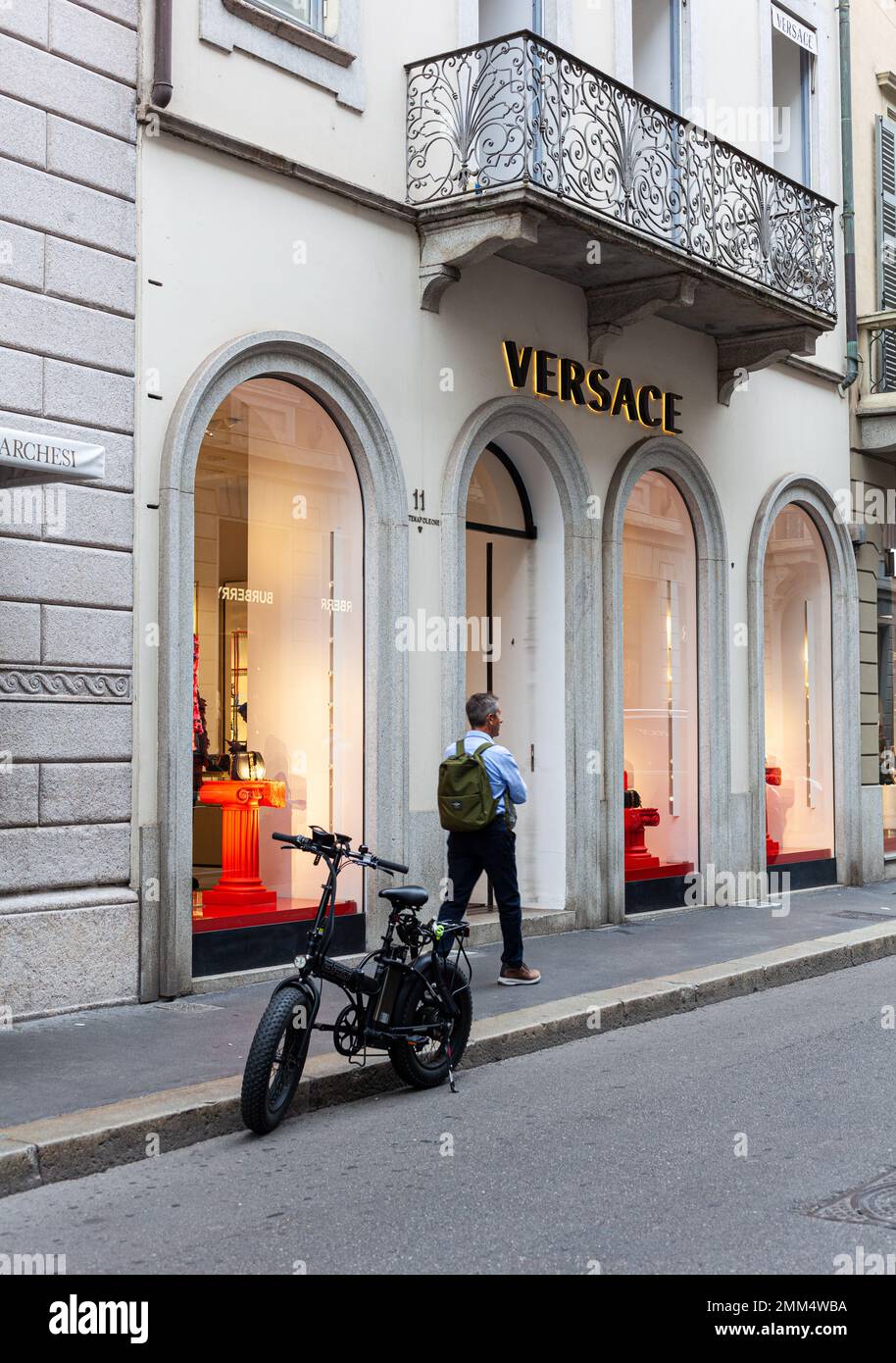 Mailand, Italien - Ottobre 16, 2022: Der Versace Store in Montenapoleone, Mailand, ist ein luxuriöses Modeziel für die neueste High-End-Mode. Der Laden Stockfoto
