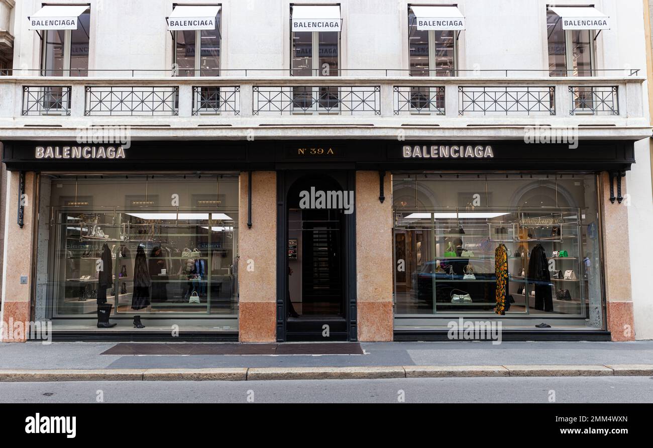 Mailand, Italien - Ottobre 16, 2022: Der Balenciaga-Shop in Montenapoleone, Mailand, ist ein luxuriöses Modeziel für die neueste Mode. Die Sto Stockfoto