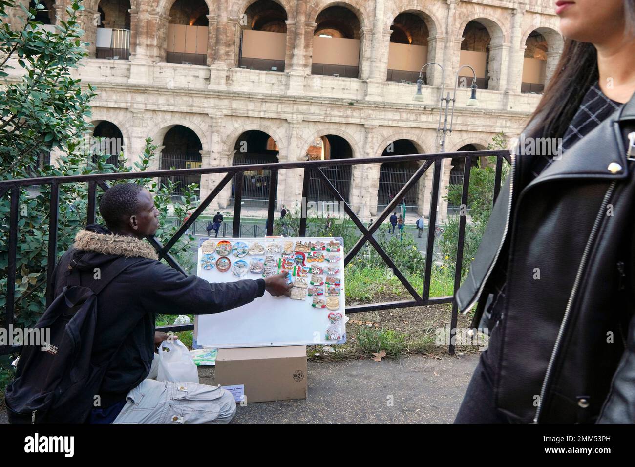 A street vendor prepares souvenirs for sale in front of the Colosseum, in Rome, Monday, Nov. 12, 2018. (AP Photo/Andrew Medichini) Stockfoto