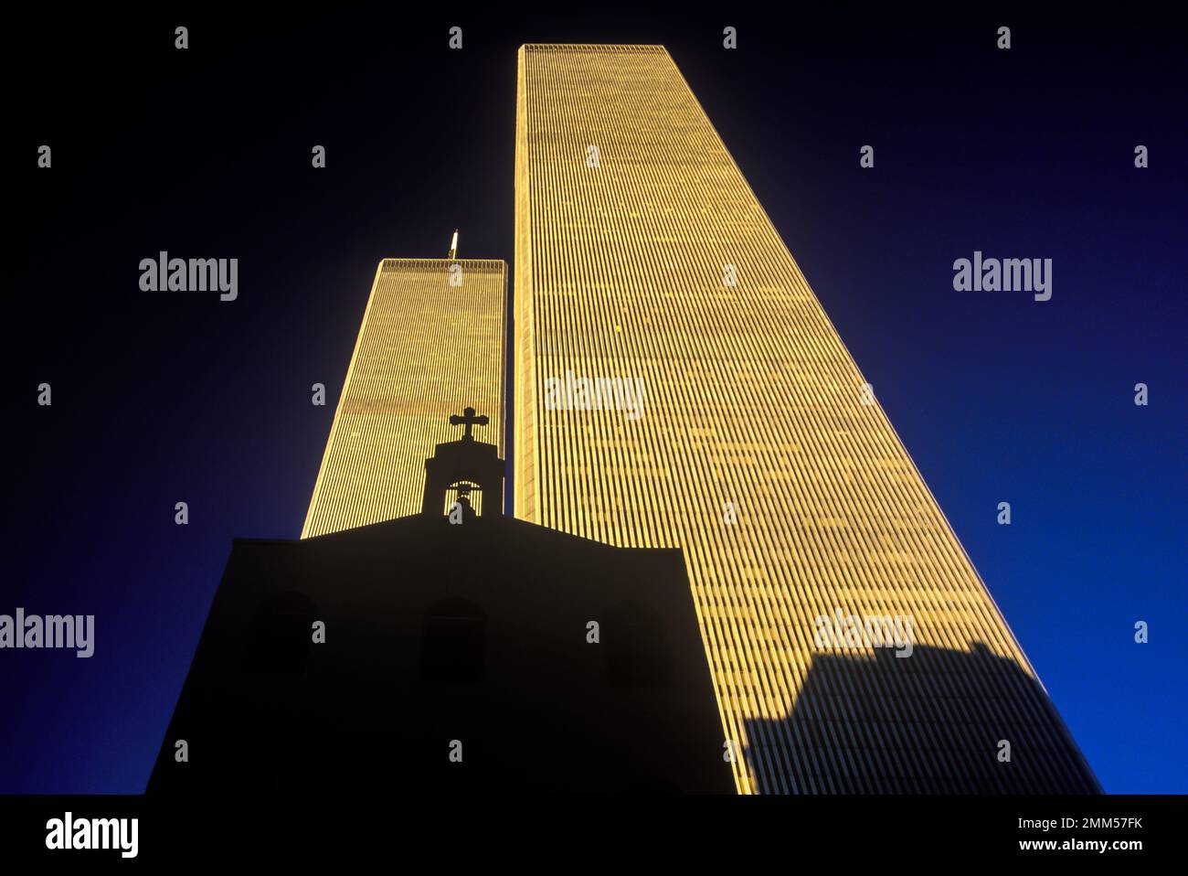 1987 HISTORISCHE ST. NICHOLAS GRIECHISCH-ORTHODOXE KIRCHE, ZWILLINGSTÜRME („MINORU YAMASAKI 1973“) IM ZENTRUM VON NEW YORK CITY, USA Stockfoto