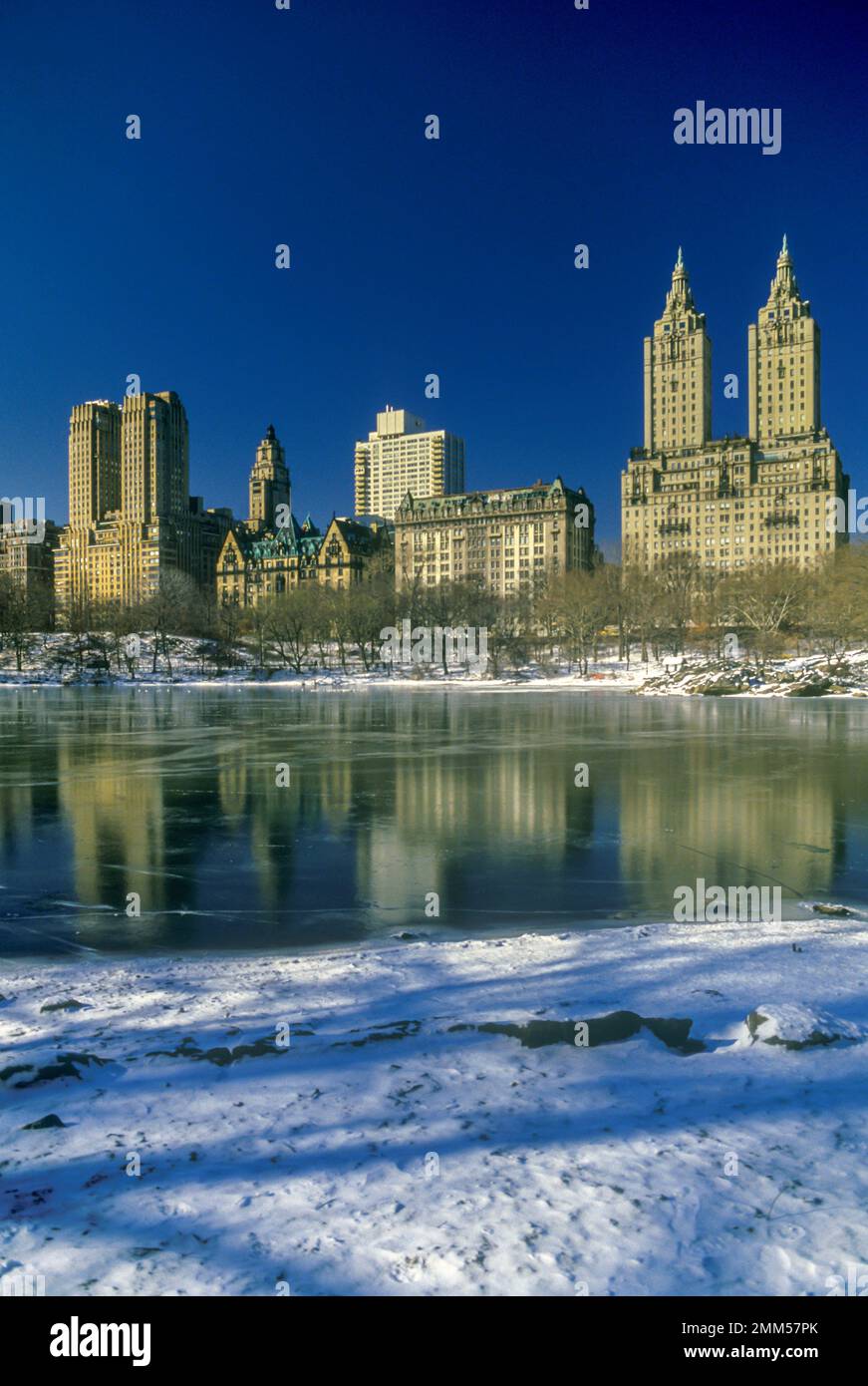 SNOW CENTRAL PARK WEST SKYLINE UND LAKE MANHATTAN NEW YORK CITY USA Stockfoto