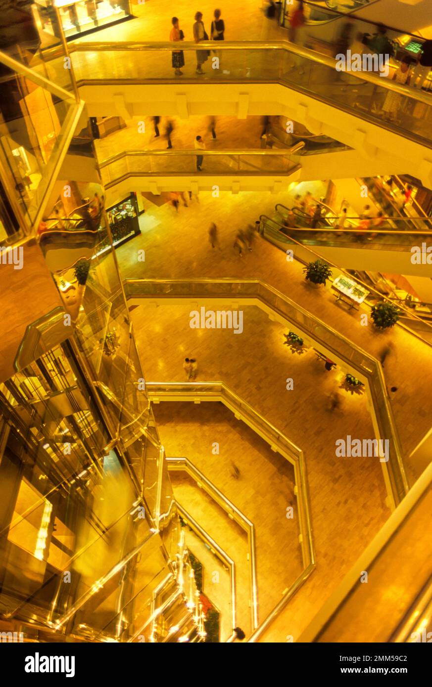 1988 historische Water Tower Place Shopping Mall (© EDWARD DART 1975) North Michigan Avenue in der Innenstadt von Chicago Illinois USA Stockfoto