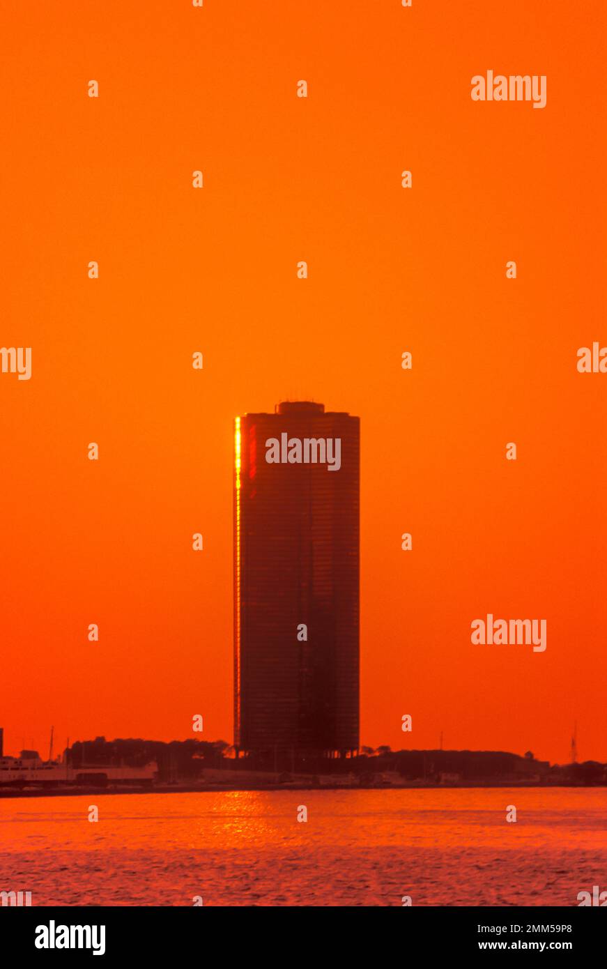 1988 HISTORISCHES LAKE POINT TOWER CONDOMINIUM GEBÄUDE ( DÉSHIPPOREIT & HEINRICH 1968) DOWNTOWN CHICAGO ILLINOIS USA Stockfoto