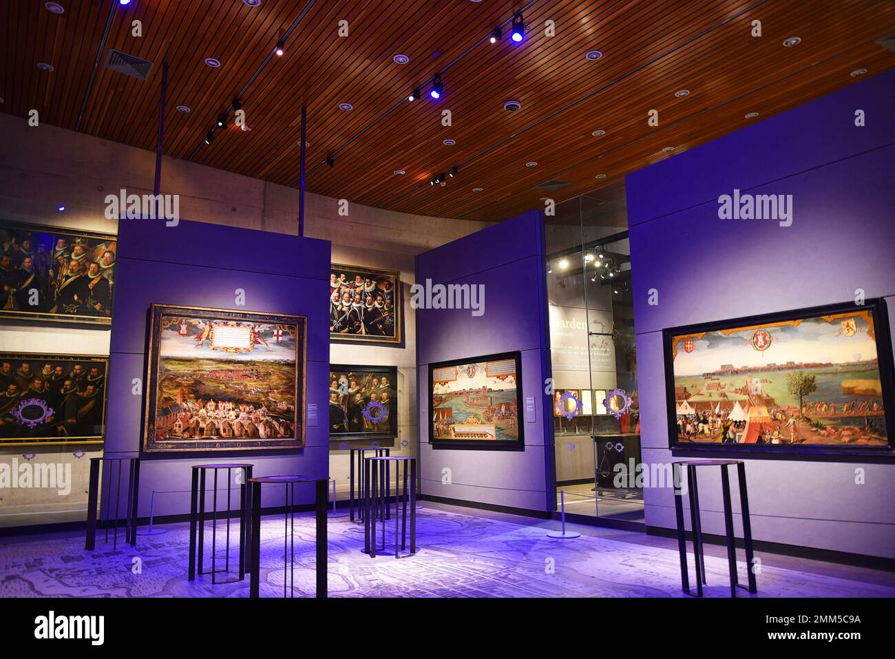 Alkmaar, Niederlande. Januar 2023. Einer der Ausstellungsräume des Stedelijk Museums in Alkmaar. Hochwertiges Foto Stockfoto