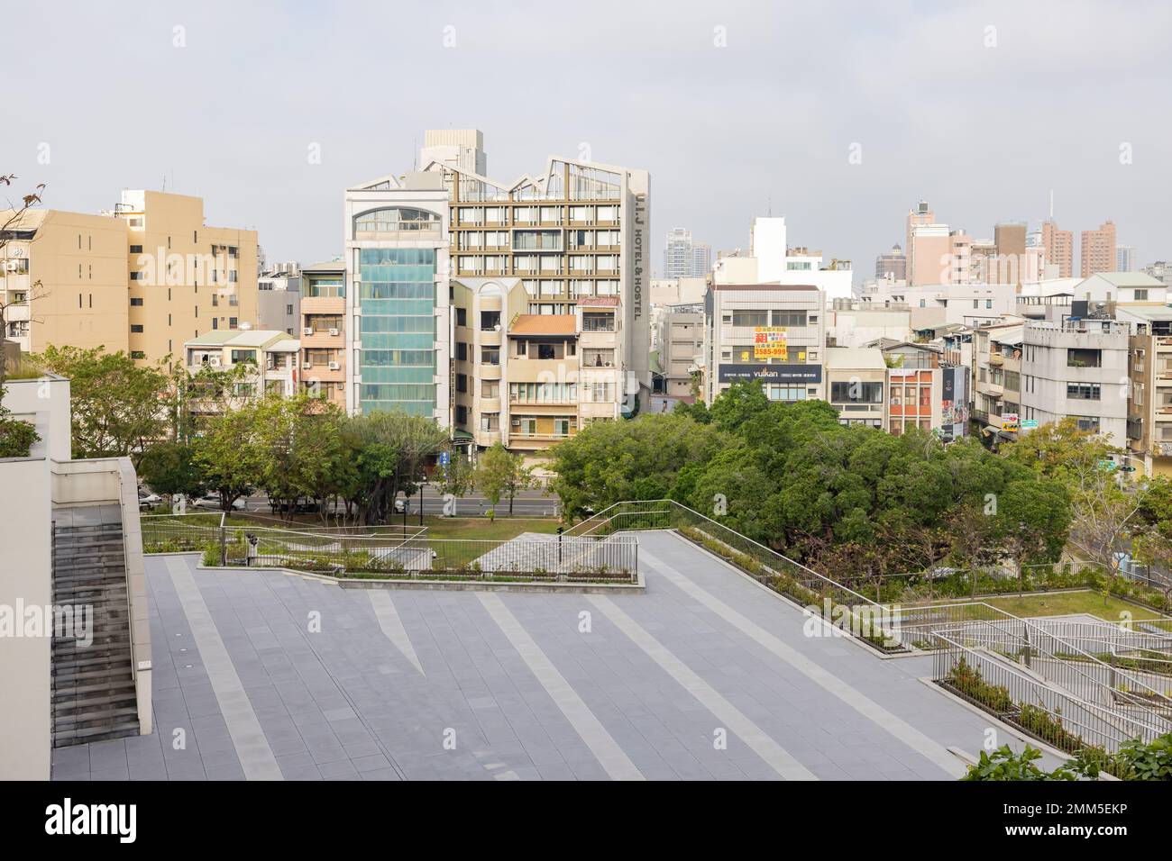 Tainan, JANUAR 5 2023 - sonniger Außenblick auf den Garten des Kunstmuseum Tainan, Gebäude 2 Stockfoto