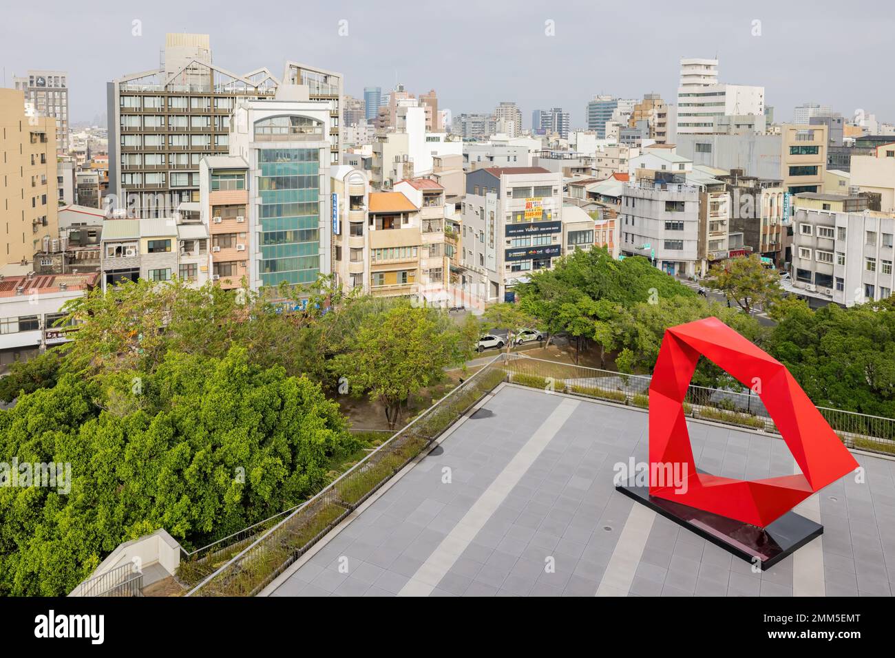 Tainan, JANUAR 5 2023 - sonniger Außenblick auf den Garten des Kunstmuseum Tainan, Gebäude 2 Stockfoto
