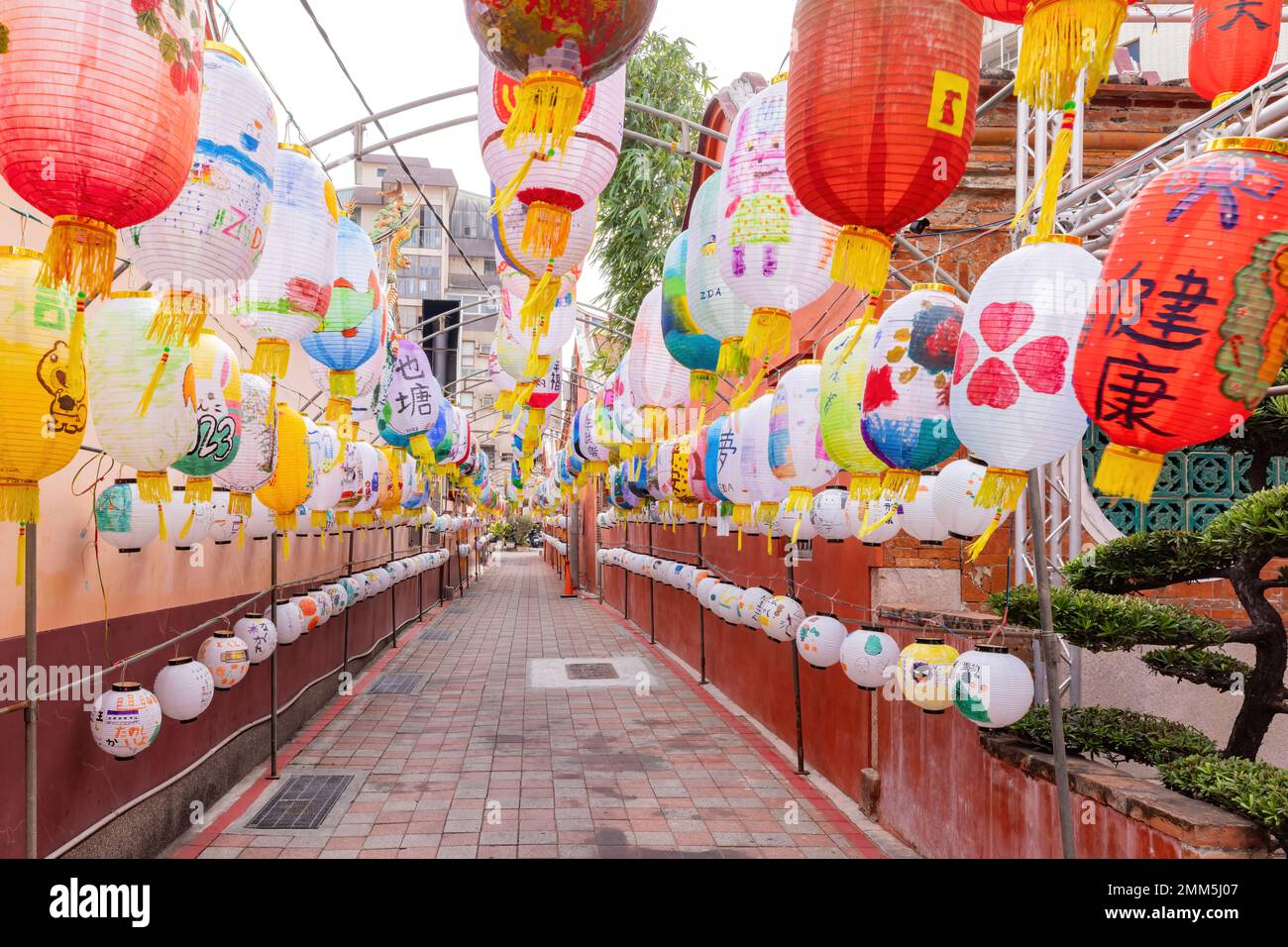 Tainan, 5 2023. JAN. - Koxinga-Schrein der Vorzeit mit vielen hängenden Laternen Stockfoto