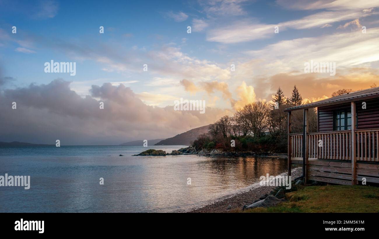 Atemberaubende Lage für eine Lochside Ferienhütte am Rande von Loch Fyne in Ardrishaig nahe Lochgilphead in Argyll, Schottland, Großbritannien Stockfoto