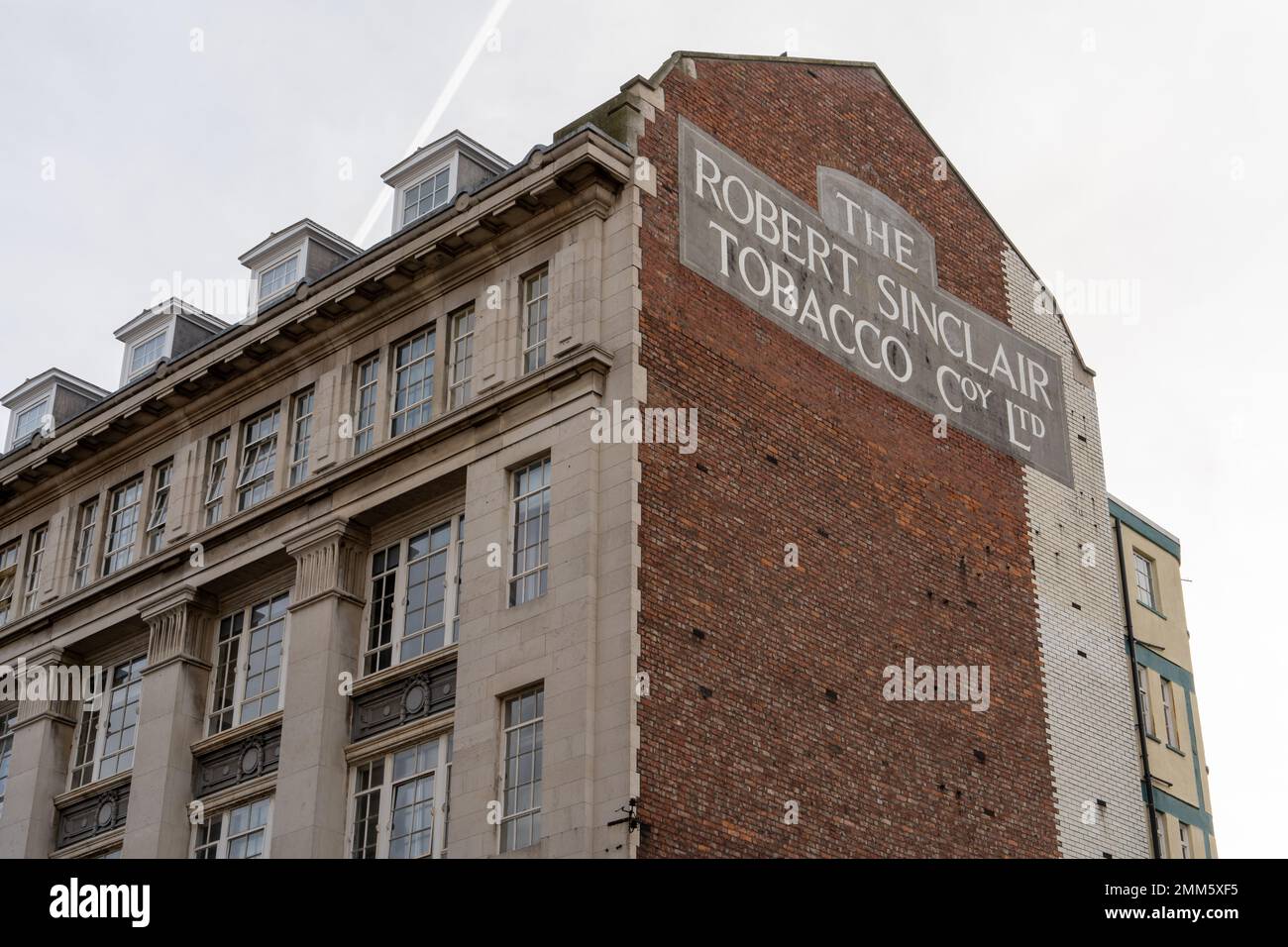 Ehemaliger Standort der Robert Sinclair Tobacco Company Ltd. An der Westgate Road in der Stadt Newcastle upon Tyne, Vereinigtes Königreich, mit altem Schild. Stockfoto