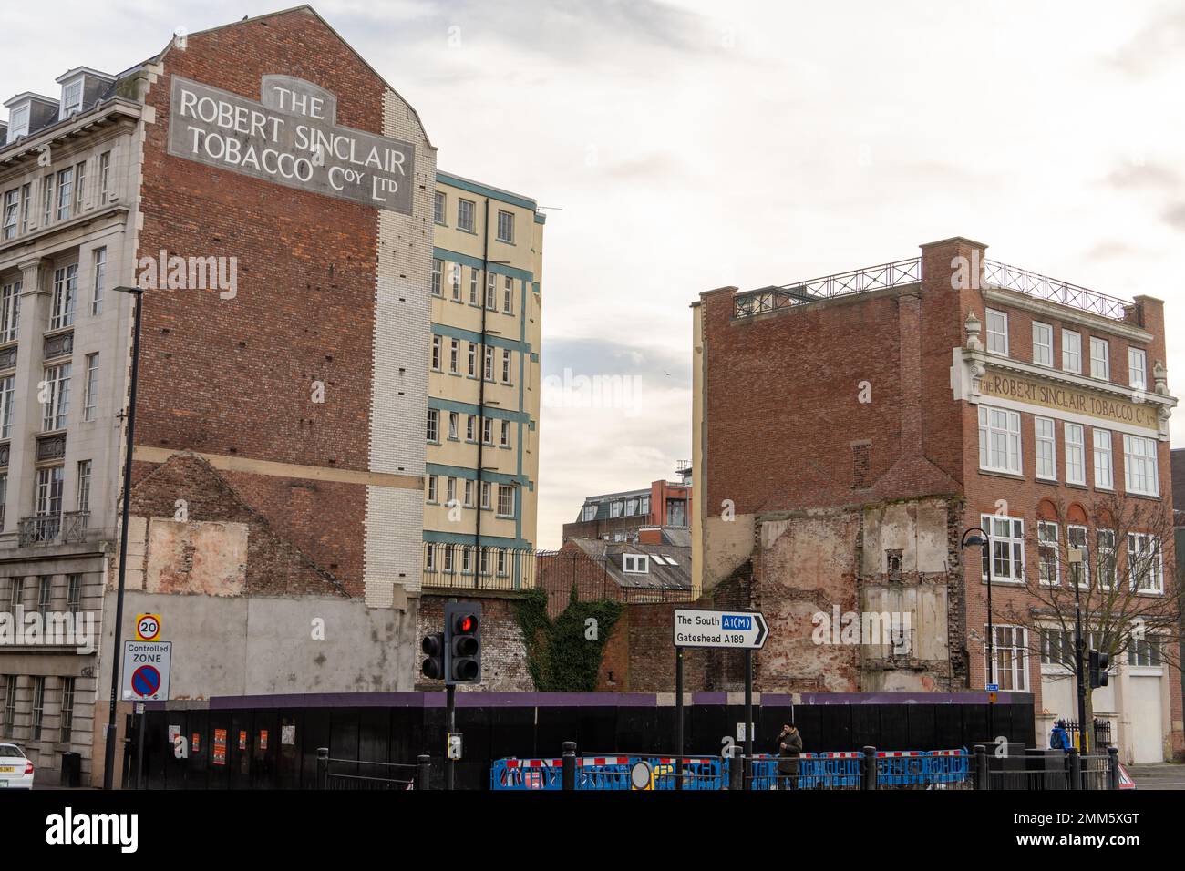 Ehemaliger Standort der Robert Sinclair Tobacco Company Ltd. An der Westgate Road in der Stadt Newcastle upon Tyne, Vereinigtes Königreich, mit altem Schild. Stockfoto