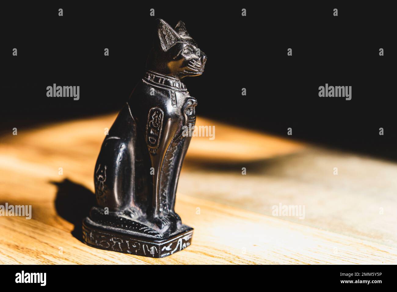 Ägyptische schwarze Bastet-Katzenstatue in der Nachmittagssonne Stockfoto