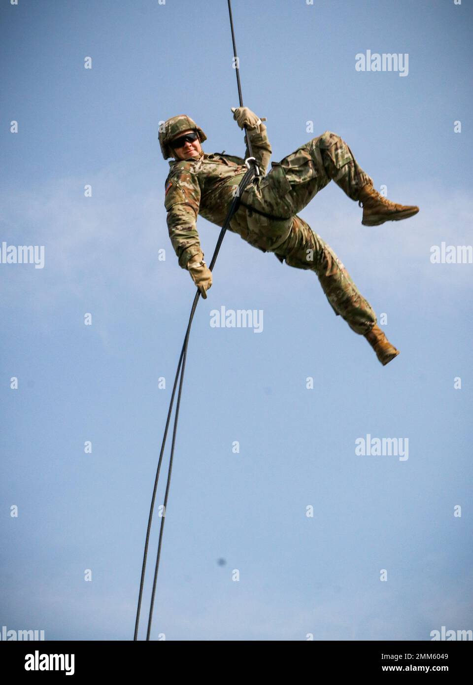 Ein US-Soldat rappelt am 14. September 2022 von einem Hubschrauber der UH-60 Black Hawk in Camp Dodge in Johnston, Iowa. Fast 30 Soldaten und Luftwaffe nahmen an einem Rappel-Masterkurs Teil, der von einem mobilen Trainingsteam des Warrior Training Center der Army National Guard in Fort Benning, Georgia, veranstaltet wurde. Stockfoto