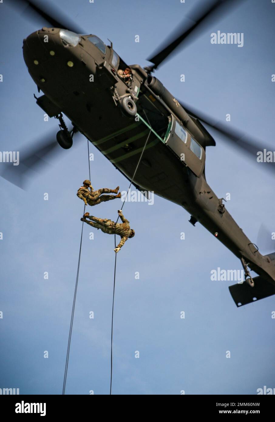 US-Soldaten rappeln am 14. September 2022 von einem Hubschrauber der UH-60 Black Hawk in Camp Dodge in Johnston, Iowa, ab. Fast 30 Soldaten und Luftwaffe nahmen an einem Rappel-Masterkurs Teil, der von einem mobilen Trainingsteam des Warrior Training Center der Army National Guard in Fort Benning, Georgia, veranstaltet wurde. Stockfoto