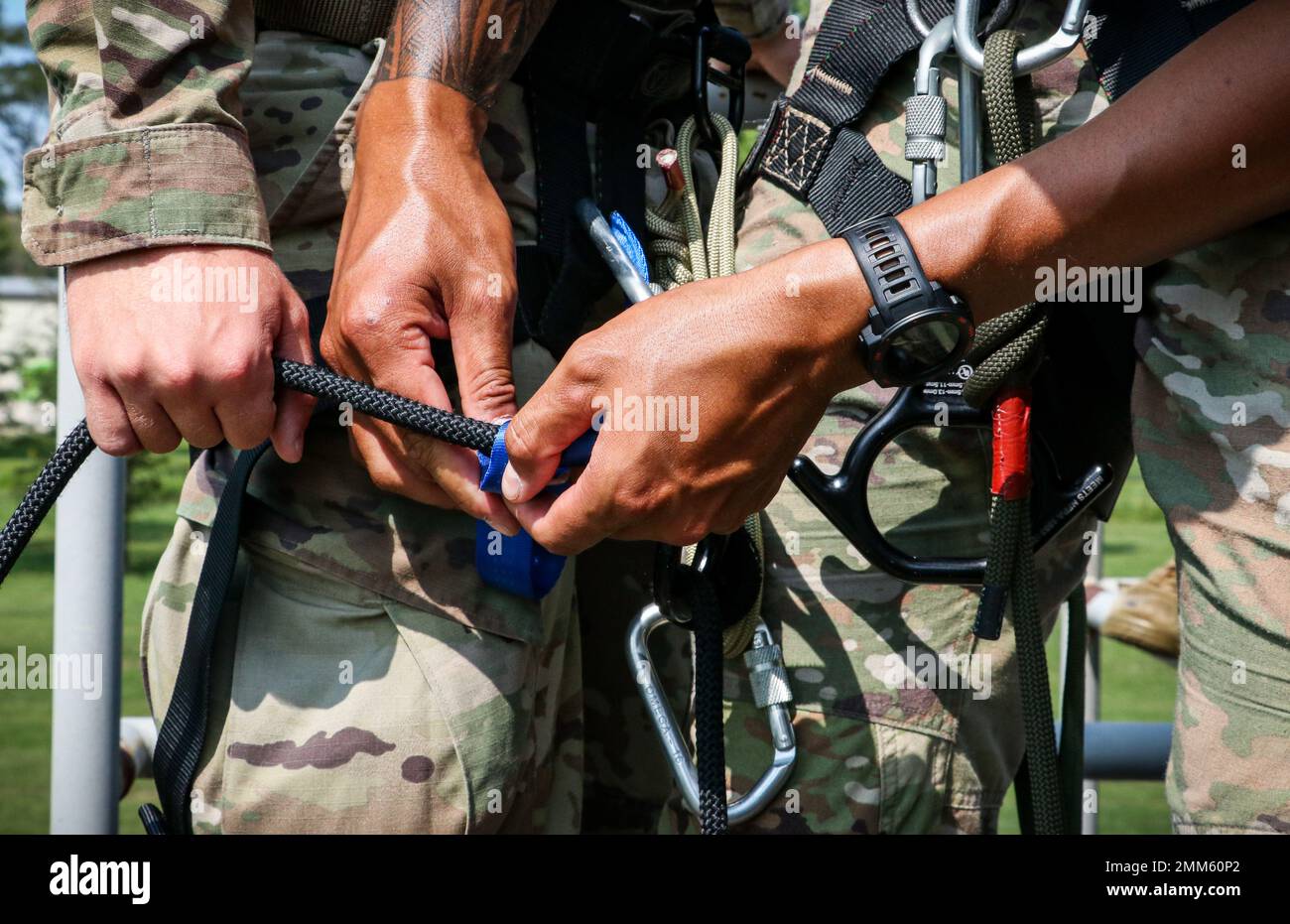 Ein Ausbilder am Army National Guard Warrior Training Center in Fort Benning, Georgia, passt ein Abseilkabel für einen Schüler während eines Master-Abseilkurses im Camp Dodge in Johnston, Iowa, am 14. September 2022 an. Fast 30 Soldaten und Luftmänner nahmen an dem Kurs Teil, der von einem mobilen Trainingsteam des WTC aus Fort Benning, Georgia, veranstaltet wurde. Stockfoto
