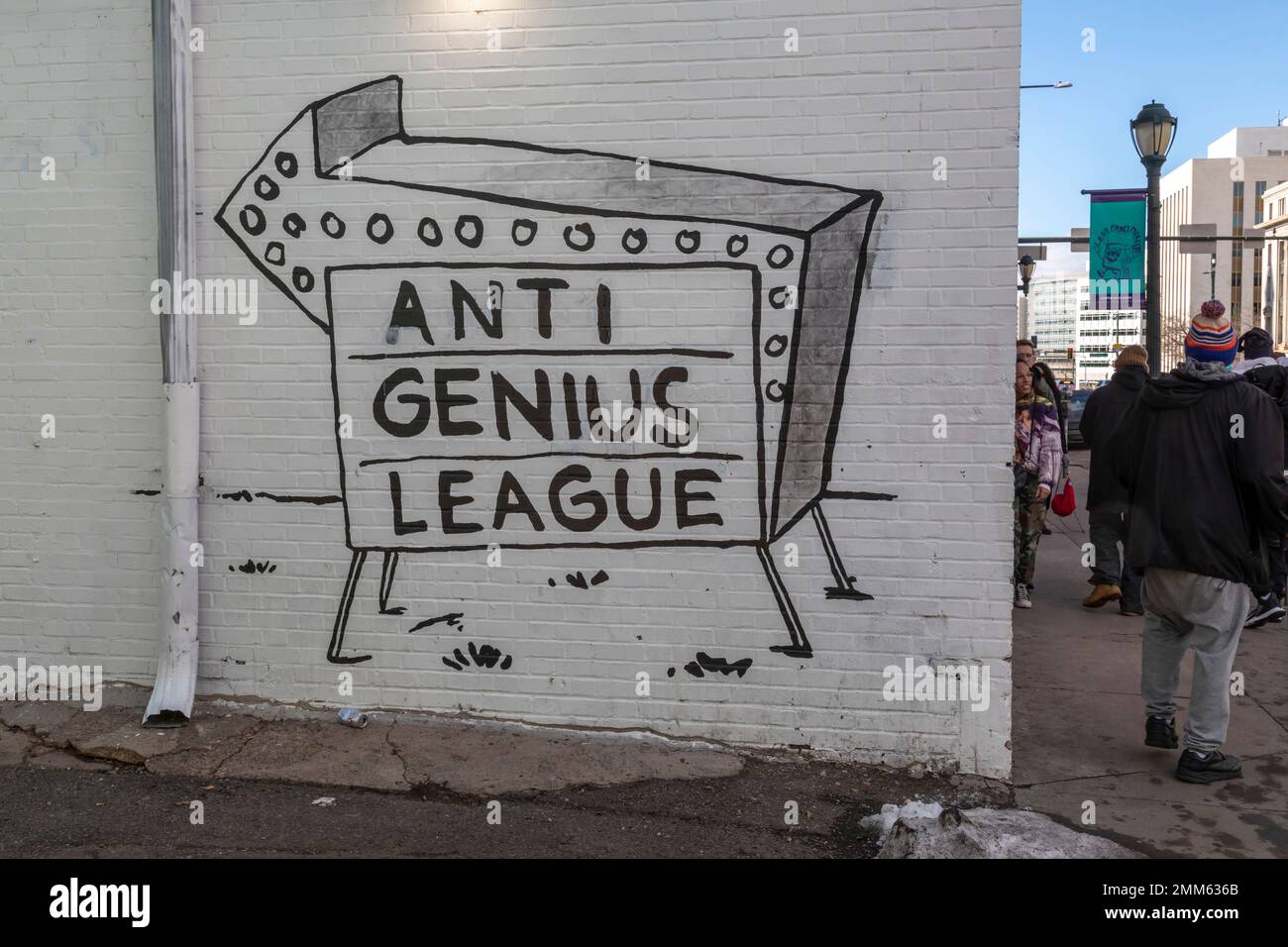 Denver, Colorado - Ein handgemachtes Schild in einer Gasse an der Colfax Avenue weist auf die Anti-Genius League hin. Stockfoto