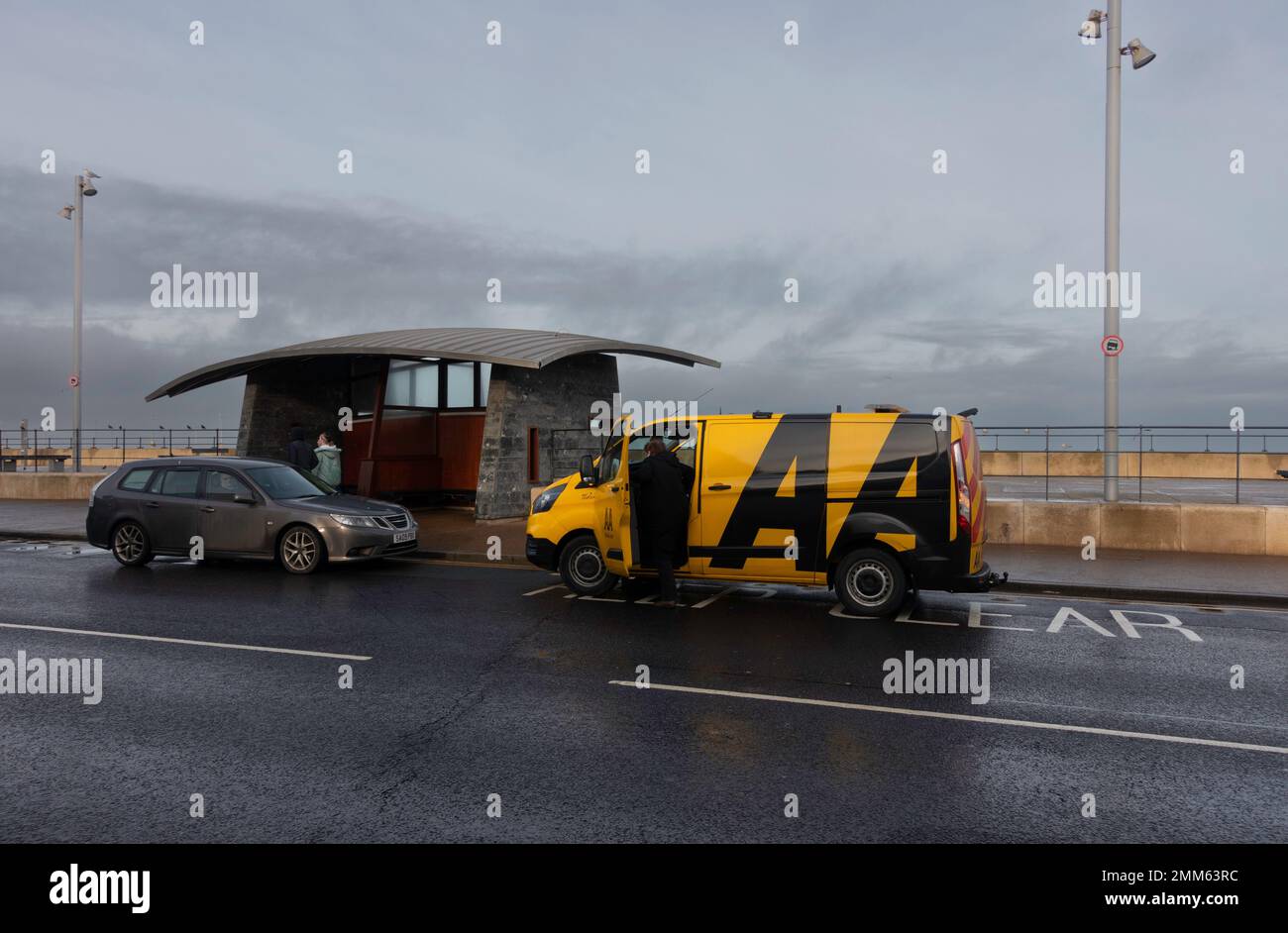 AA-Einsatzfahrzeug in der Nähe eines Beakdowns an der Redcar Seafront Stockfoto