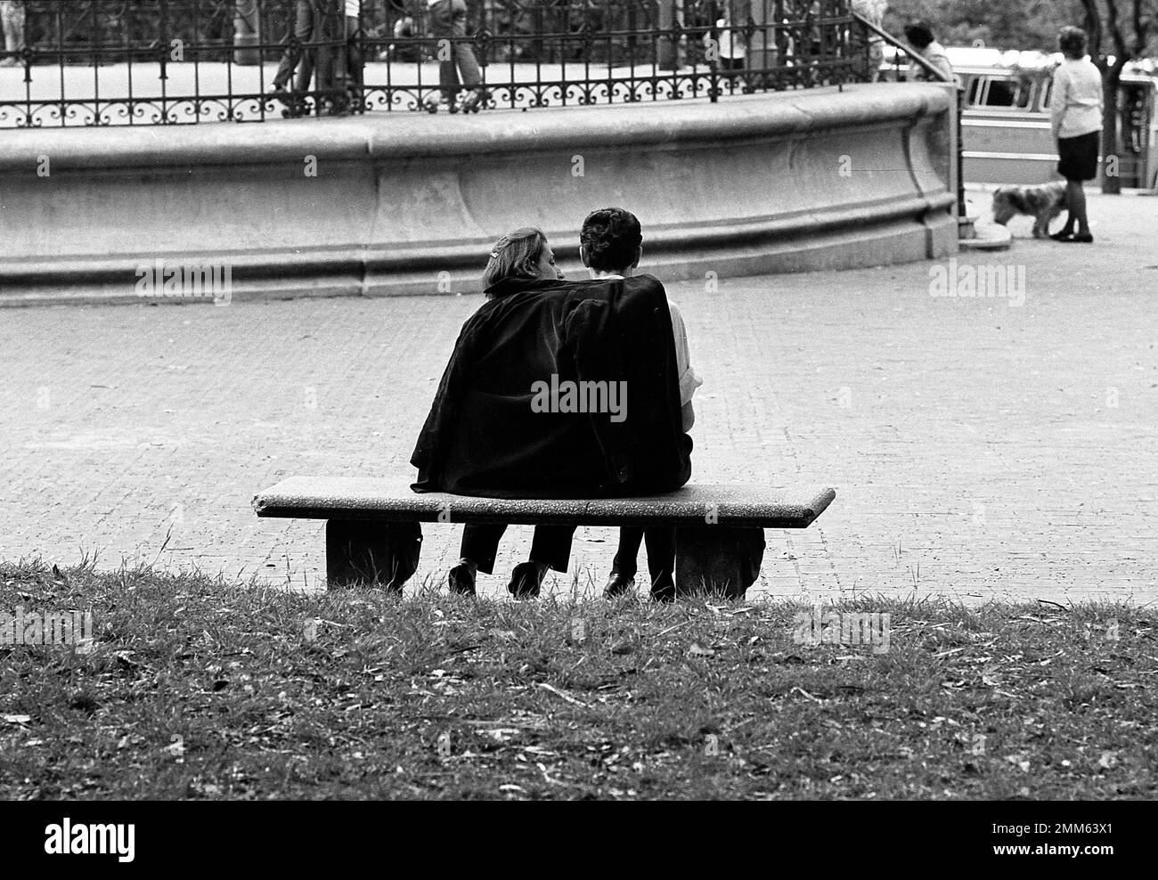 Ein Paar sitzt auf einer Bank im Barrancas de Belgrano Public Park, Buenos Aires, Argentinien Stockfoto