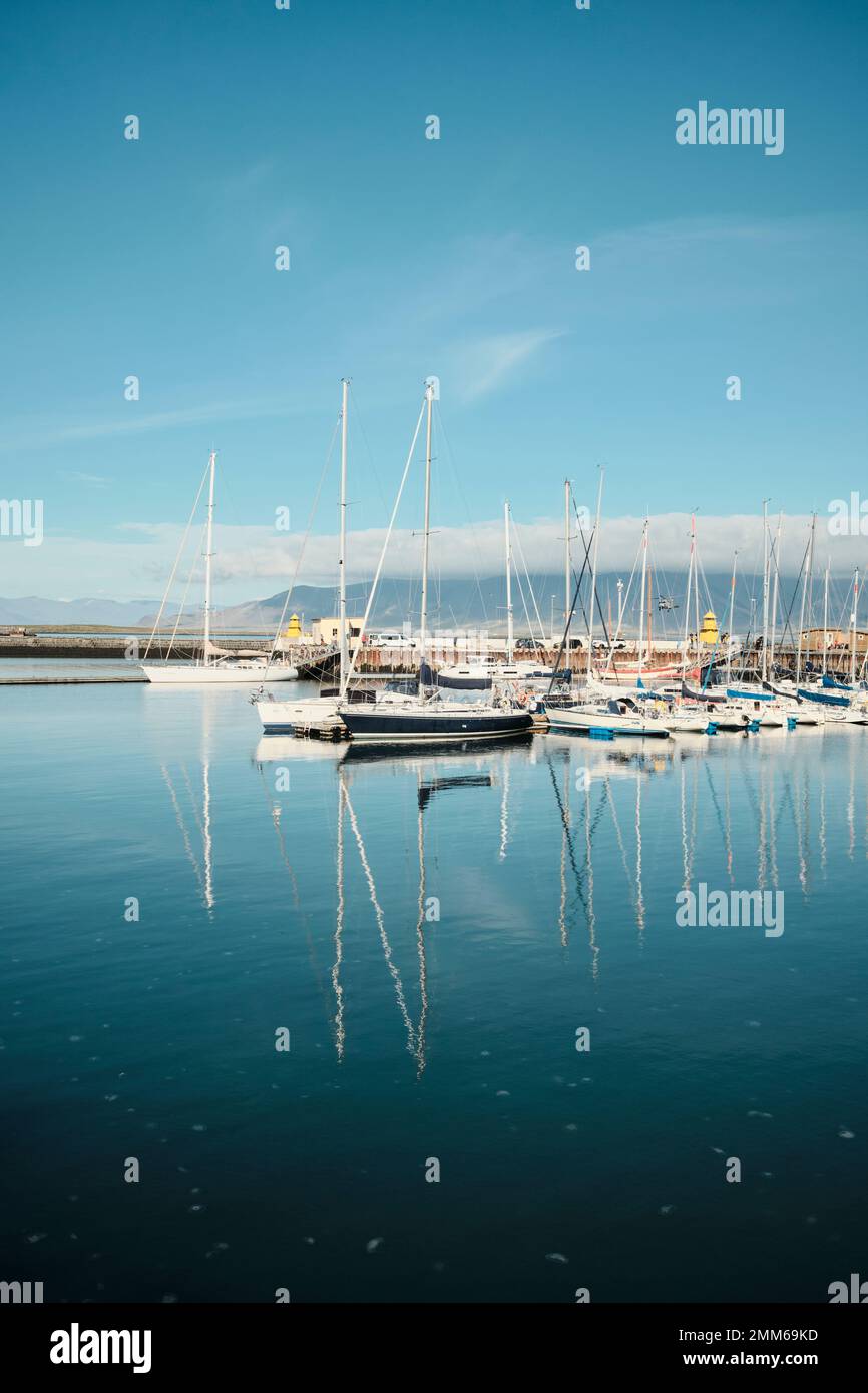 Boote, die in ruhiger See in der Nähe des Piers treiben Stockfoto