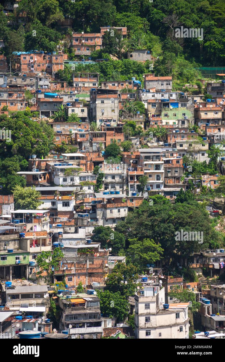 Wunderschöne Aussicht auf die armen Favela Häuser auf der Hügelseite Stockfoto