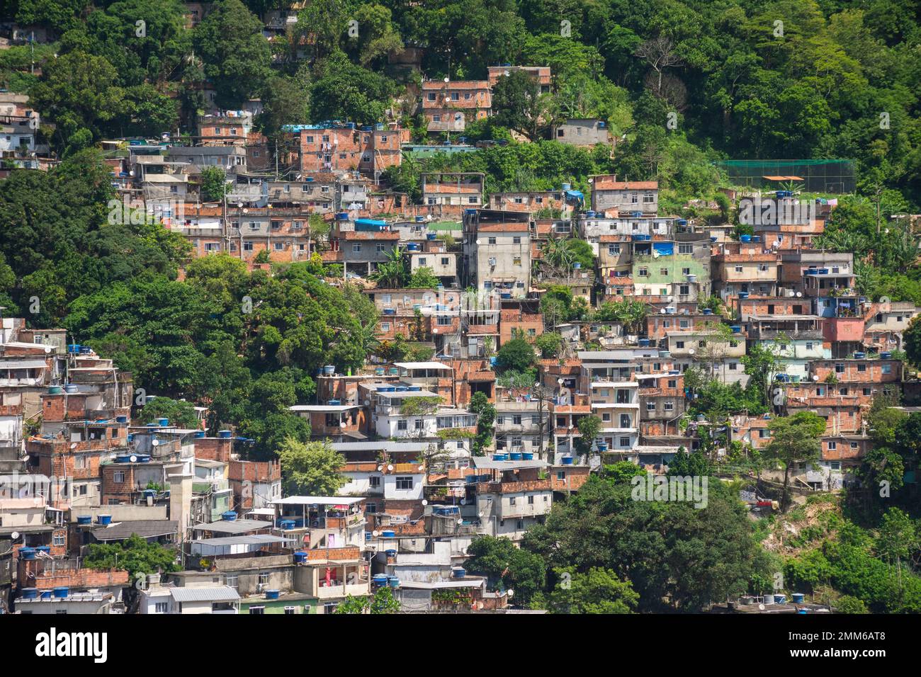 Wunderschöne Aussicht auf die armen Favela Häuser auf der Hügelseite Stockfoto