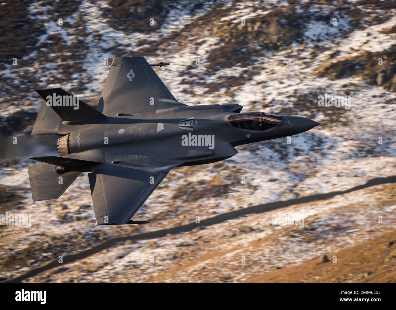 USAF F-35A Lightning II 'Axt' Flug von der RAF Lakenheath 495. Valkyries-Staffel, die im Winter im Lake District auf niedriger Ebene operiert Stockfoto