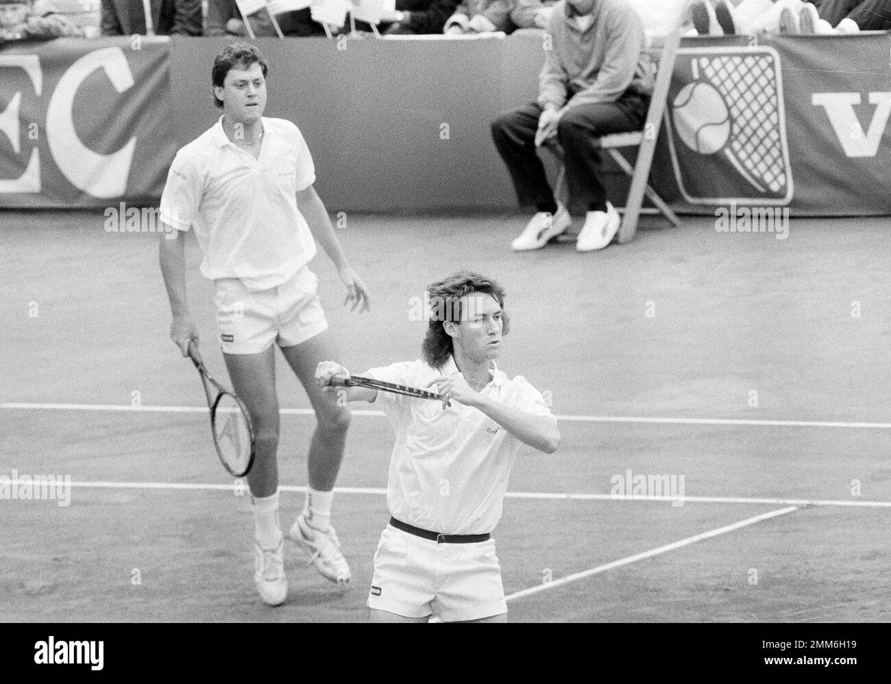 U.S. tennis player Robert Seguso looks on as his teammate Ken Flach, right, returns the ball during the men's doubles event against West Germany's Boris Becker and Andreas Maurer in the Davis Cup quarter final in Hamburg, Aug. 3, 1985. (AP Photo/Hermann Knippertz) Stockfoto