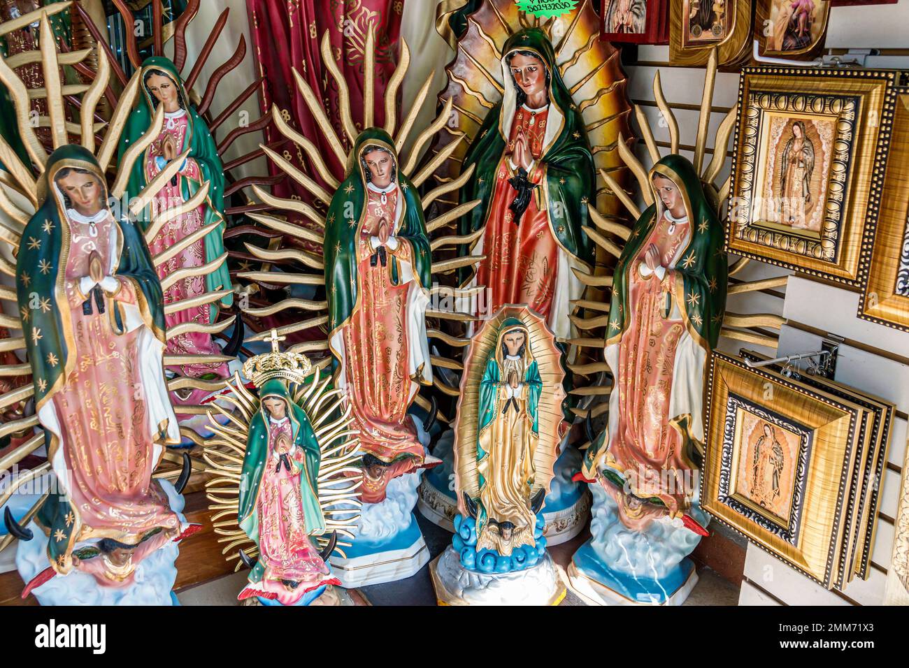 Mexiko-Stadt, historisches Zentrum Historico Centro, religiöse Ikonen, Jungfrau Maria von Guadalupe, Statuen Statuetten, Innenraum, Ladengeschäft Stockfoto