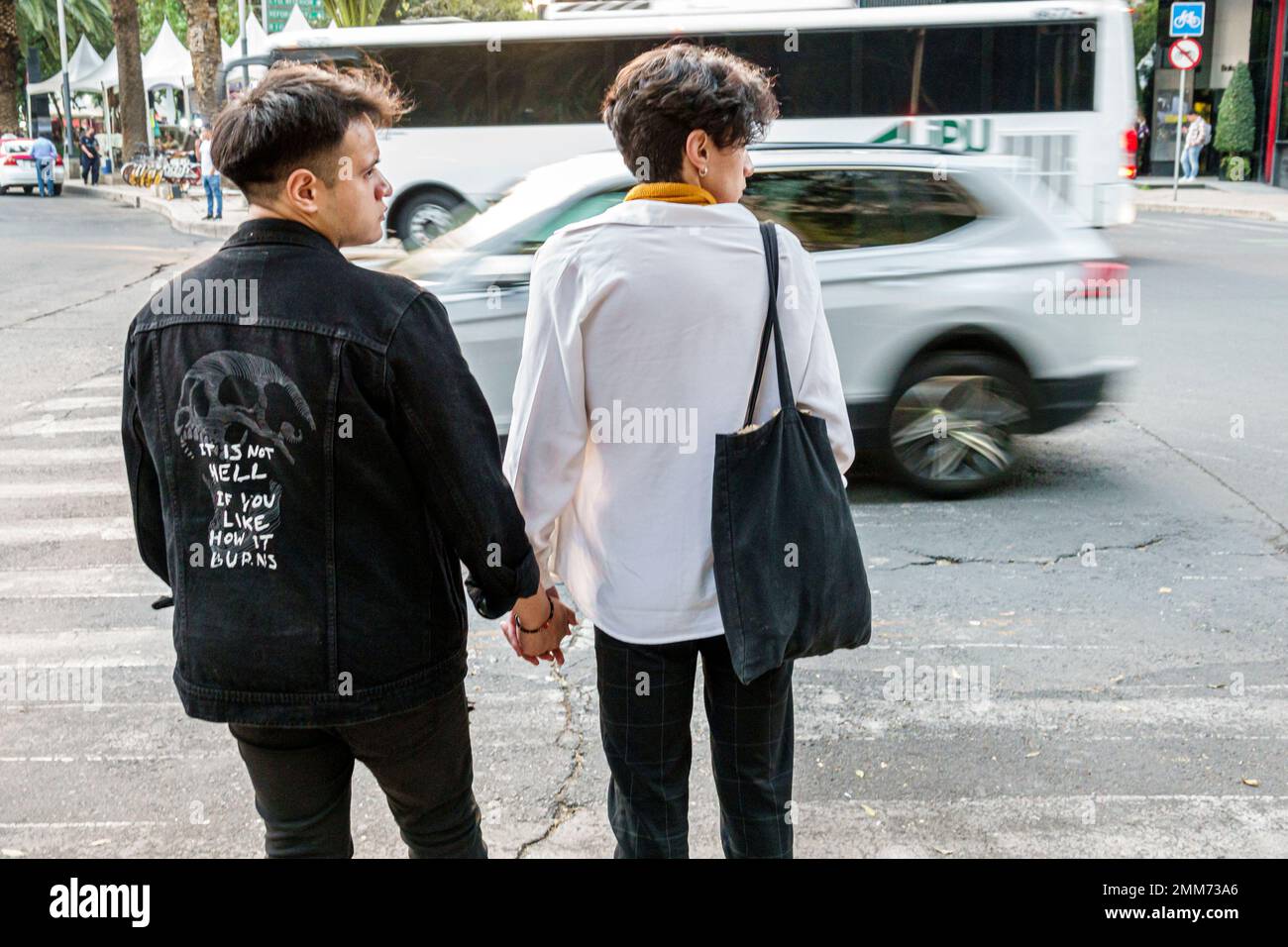 Mexiko-Stadt, Avenida Paseo de la Reforma, Händchen halten schwules Paar, viel befahrene Straße überqueren, männliche Männer, Erwachsene Erwachsene, Bewohner, Fußgängerzone Stockfoto