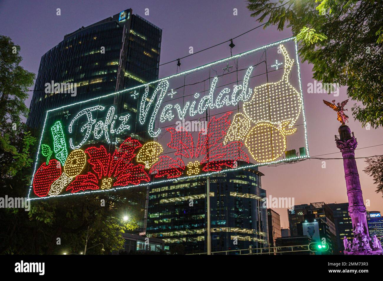 Mexiko-Stadt, Avenida Paseo de la Reforma, Feliz Navidad Merry Christmas Schild elektrische Lichter, Hochhaus Wolkenkratzer hohe Gebäude gebaut Stockfoto
