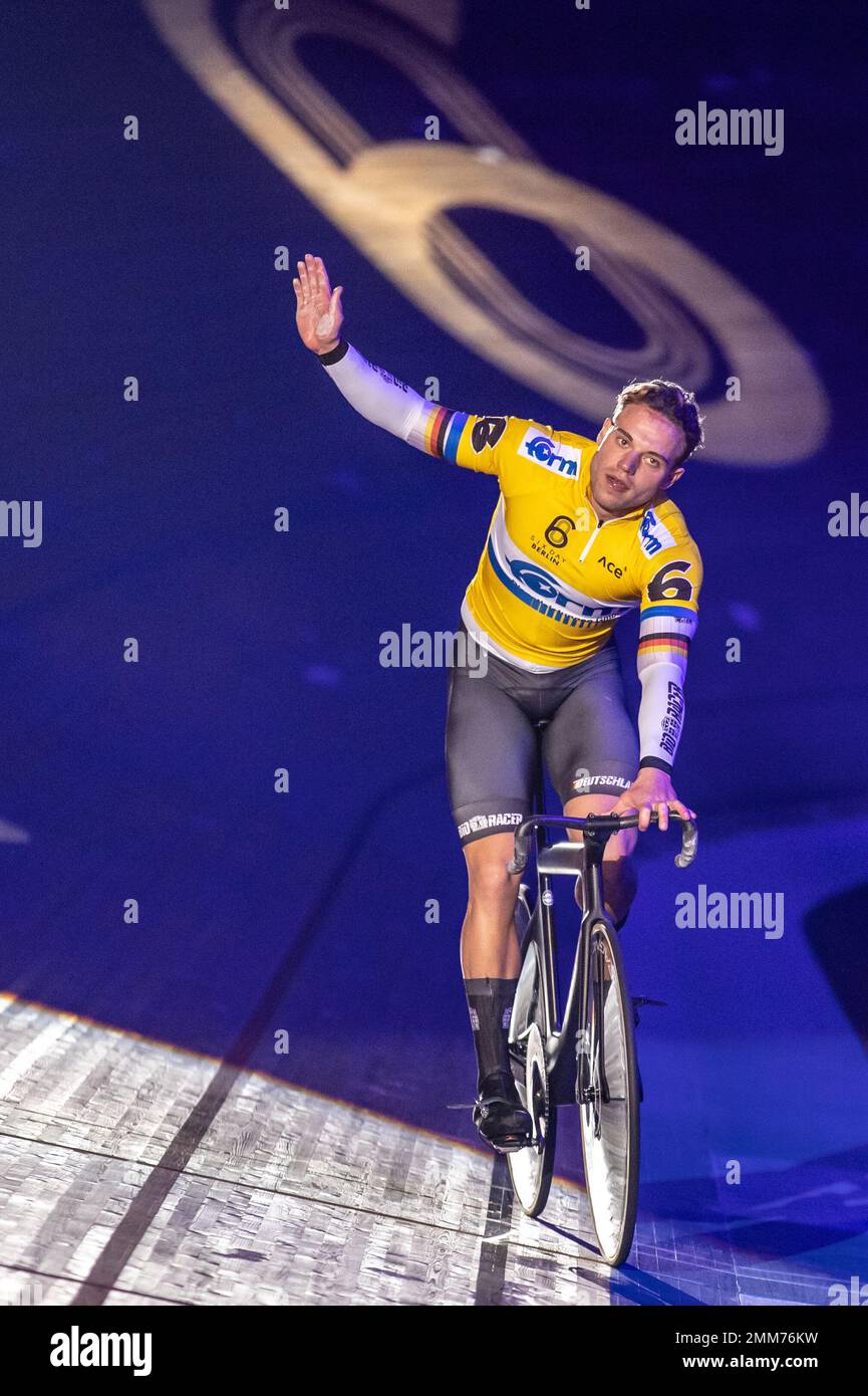 Berlin, Deutschland. 29. Januar 2023. Radfahren: Berlin 6-Tage-Rennen, Wolfram Champions Cup, 250m Flying Time Trial, Männer, Velodrom. Maximilian Dörnbach aus Deutschland fährt auf der Rennstrecke und hebt nach seinem Erfolg seinen Arm. Kredit: Andreas Gora/dpa/Alamy Live News Stockfoto