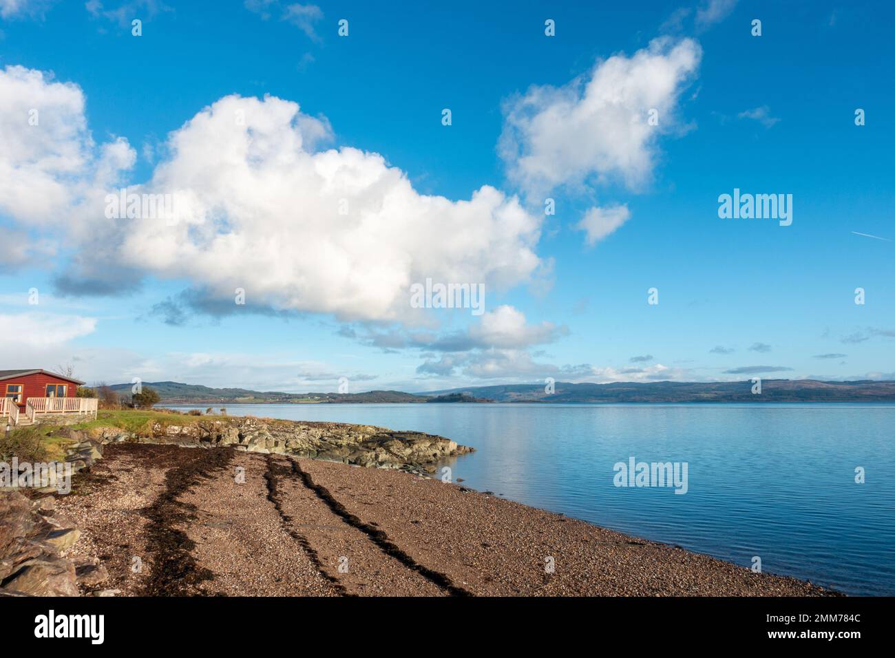 Atemberaubende Lage für eine Lochside Ferienhütte am Rande von Loch Fyne in Ardrishaig nahe Lochgilphead in Argyll, Schottland, Großbritannien Stockfoto